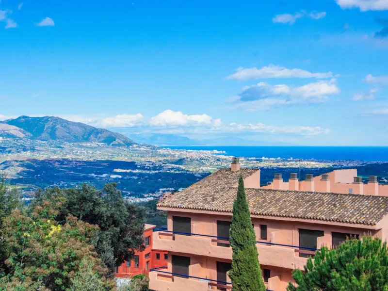 Discover luxury living in this expansive apartment located in La Mairena, boasting a south orientation for abundant natural light and warmth throughout the day. With its own private lift, accessing this exquisite property is effortless and exclusive.