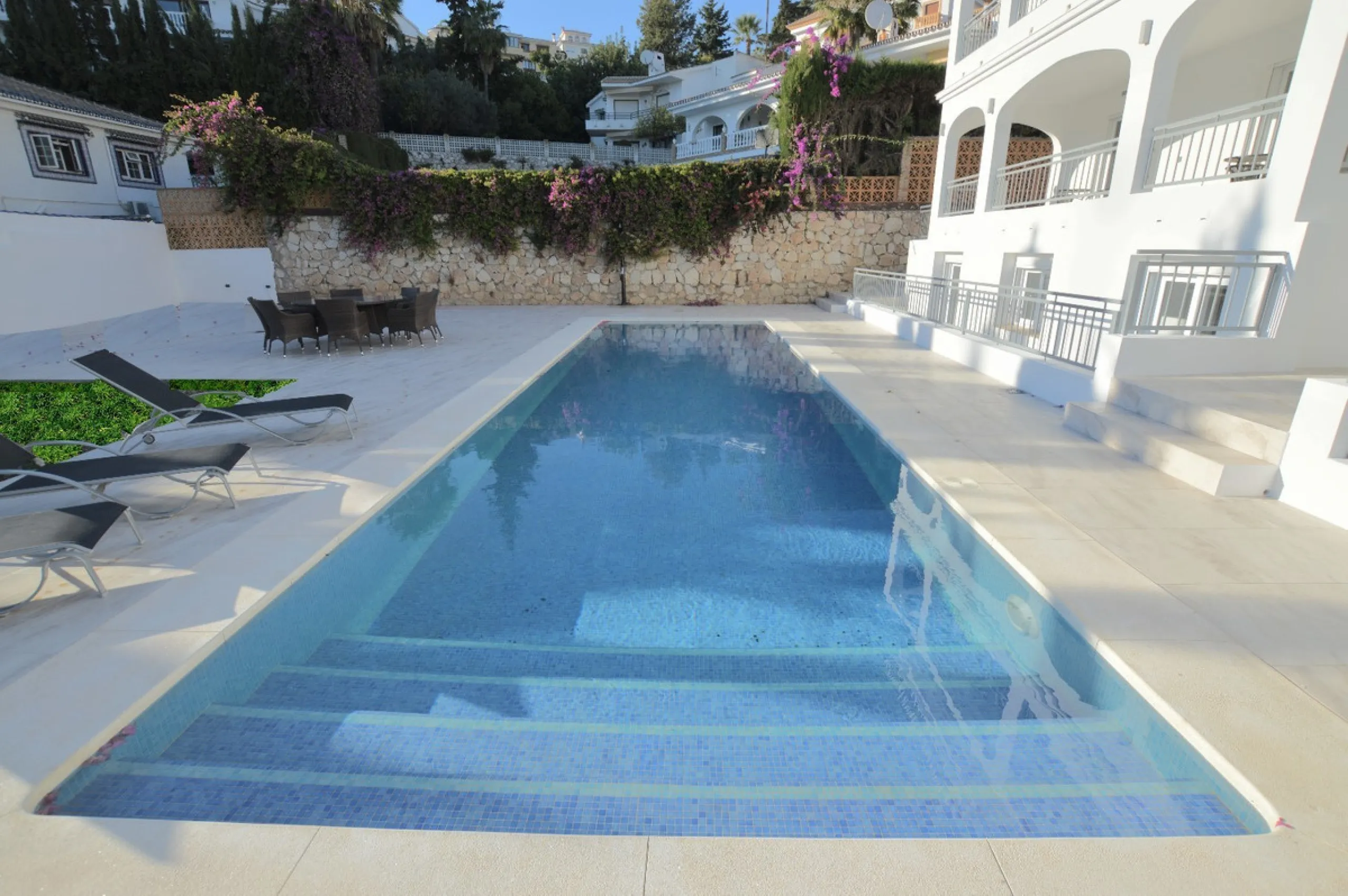 House - Detached Villa в продаже в Benalmadena, Málaga. В доме 6 спален и 5 ванных комнат. Площадь дома 351 м². Площадь участка 800 м²
