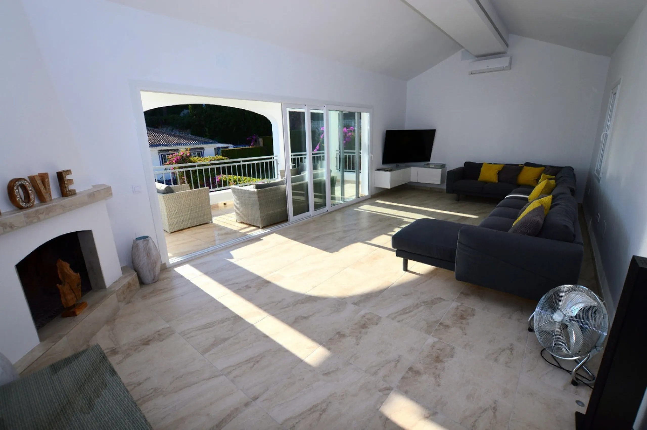 House - Detached Villa в продаже в Benalmadena, Málaga. В доме 6 спален и 5 ванных комнат. Площадь дома 351 м². Площадь участка 800 м²