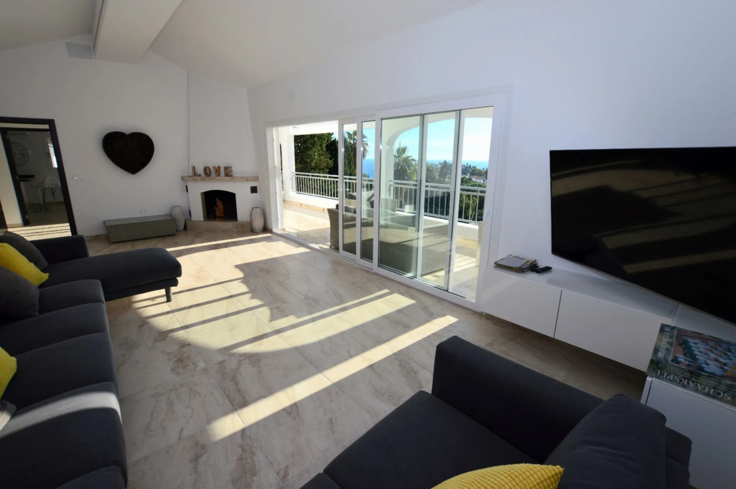 House - Detached Villa в продаже в Benalmadena, Málaga. В доме 6 спален и 5 ванных комнат. Площадь дома 351 м². Площадь участка 800 м²