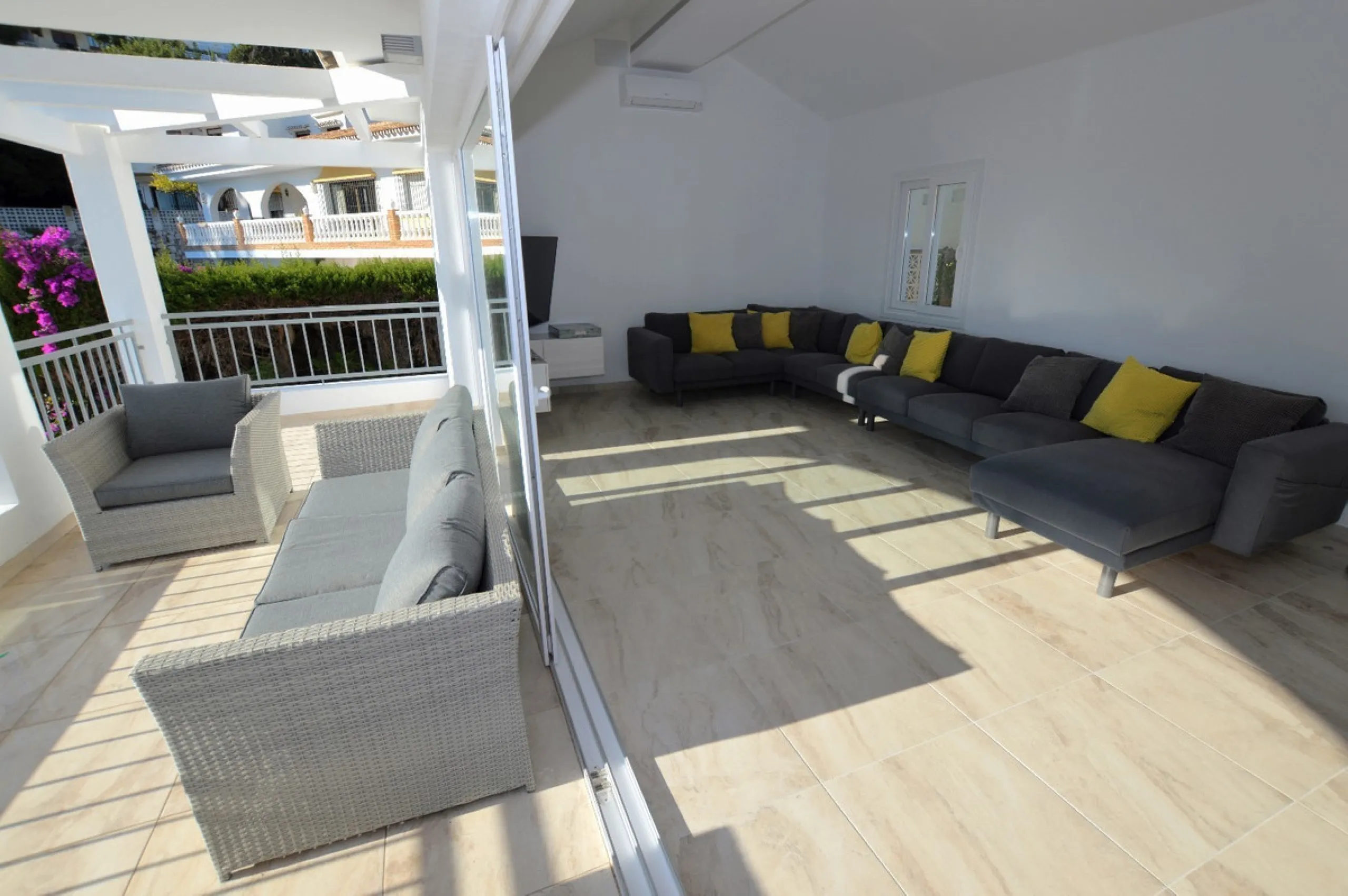 House - Detached Villa в продаже в Benalmadena, Málaga. В доме 6 спален и 5 ванных комнат. Площадь дома 351 м². Площадь участка 800 м²