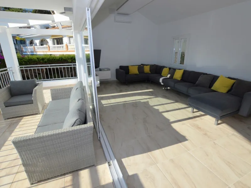 House - Detached Villa в продаже в Benalmadena, Málaga. В доме 6 спален и 5 ванных комнат. Площадь дома 351 м². Площадь участка 800 м²