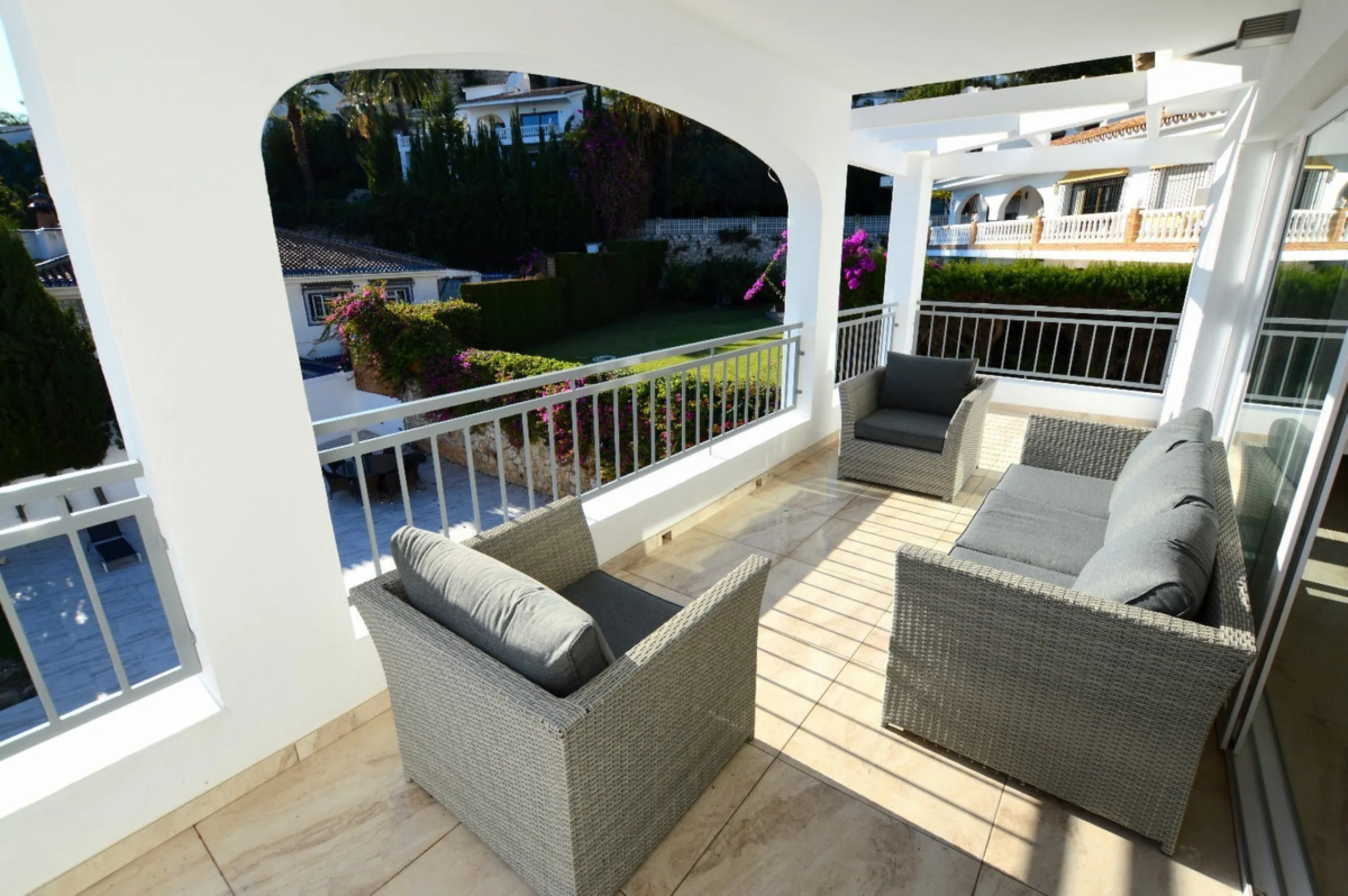 House - Detached Villa в продаже в Benalmadena, Málaga. В доме 6 спален и 5 ванных комнат. Площадь дома 351 м². Площадь участка 800 м²