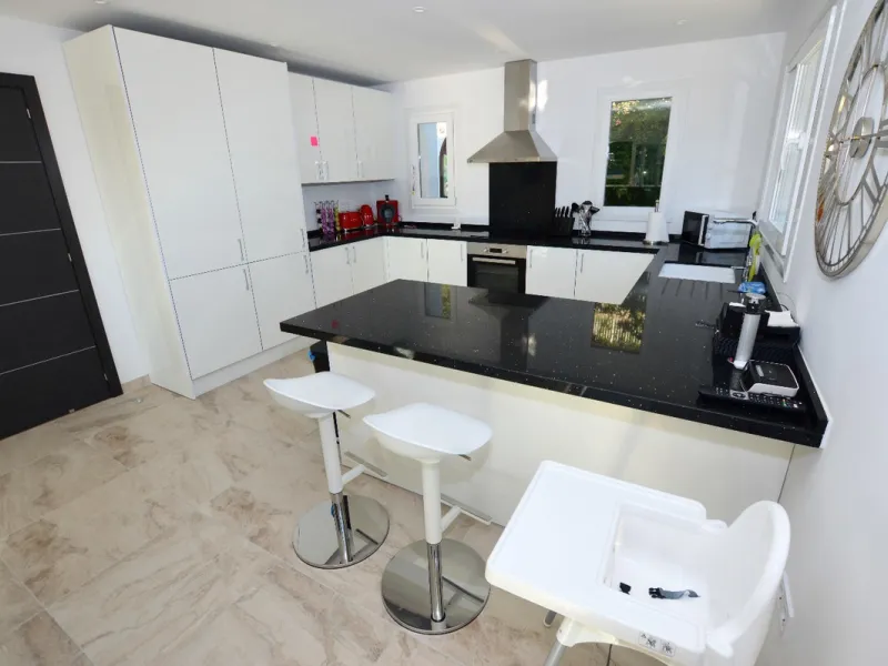 House - Detached Villa в продаже в Benalmadena, Málaga. В доме 6 спален и 5 ванных комнат. Площадь дома 351 м². Площадь участка 800 м²