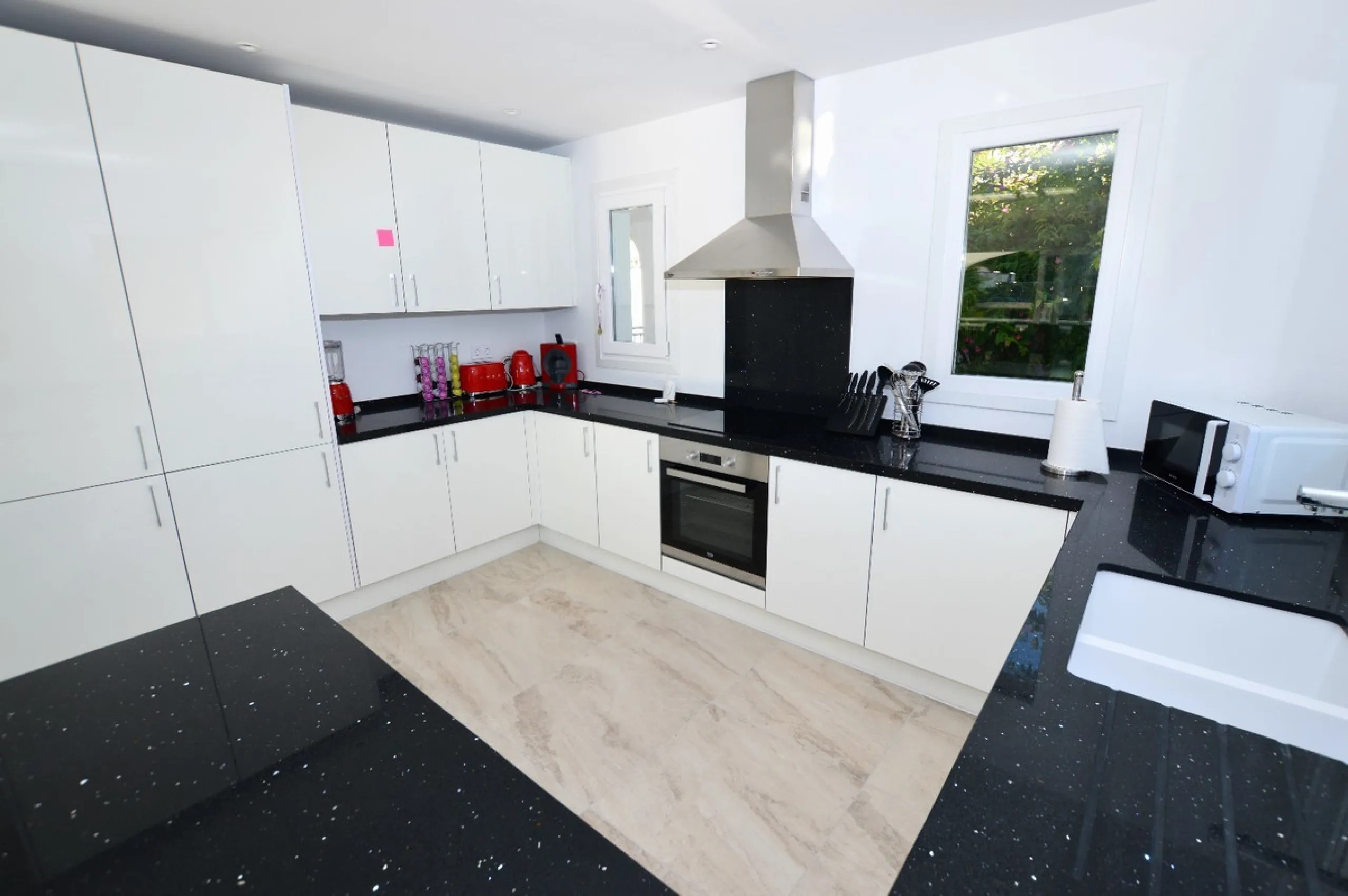 House - Detached Villa в продаже в Benalmadena, Málaga. В доме 6 спален и 5 ванных комнат. Площадь дома 351 м². Площадь участка 800 м²