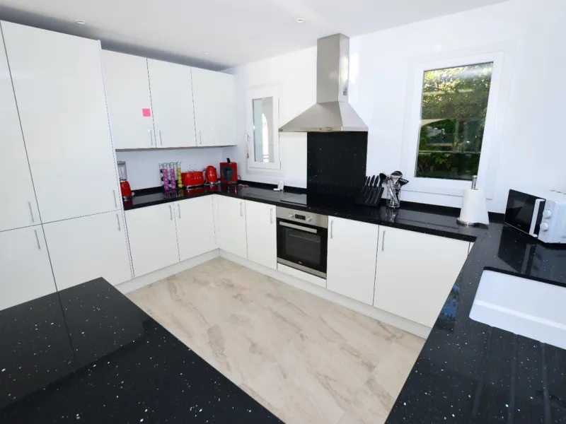 House - Detached Villa в продаже в Benalmadena, Málaga. В доме 6 спален и 5 ванных комнат. Площадь дома 351 м². Площадь участка 800 м²