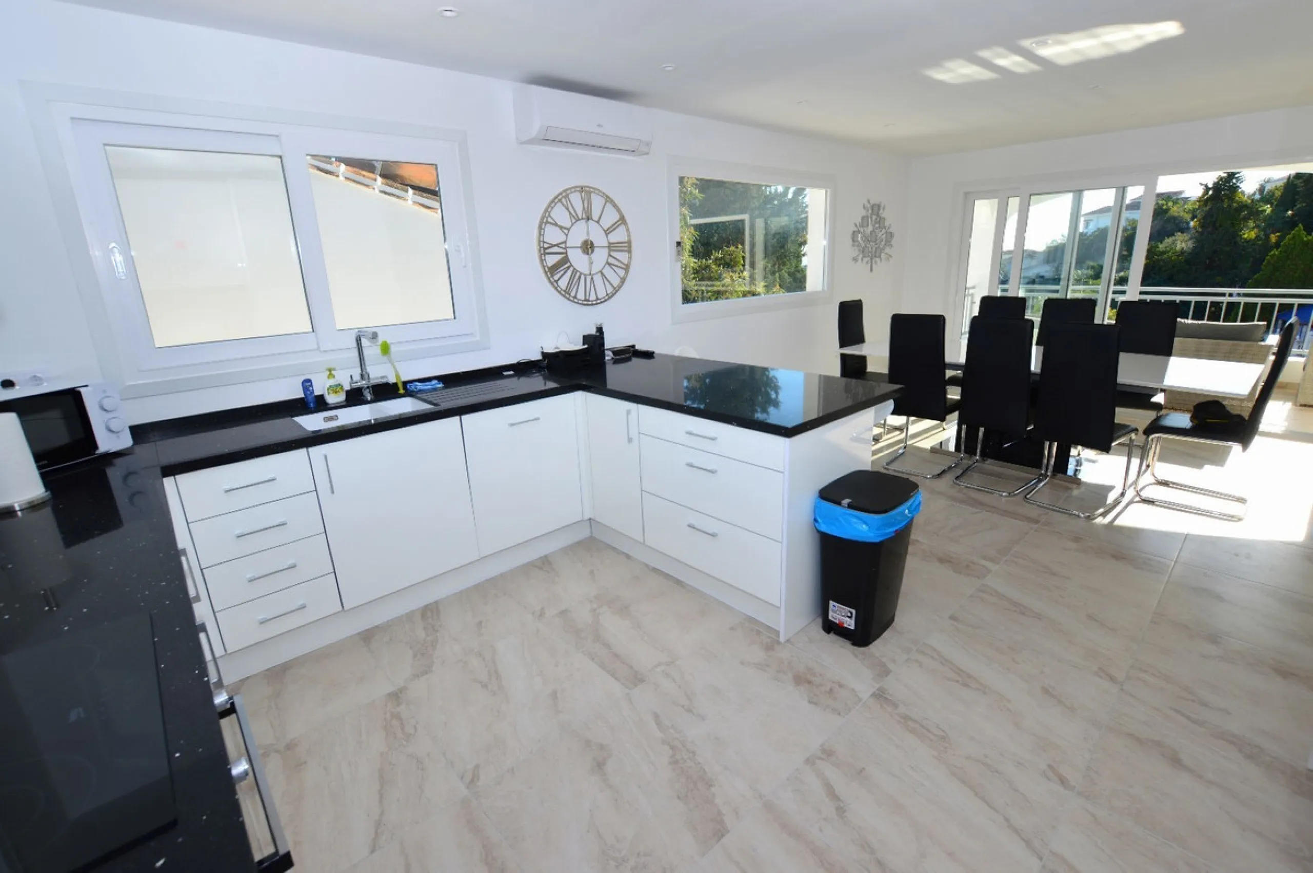 House - Detached Villa в продаже в Benalmadena, Málaga. В доме 6 спален и 5 ванных комнат. Площадь дома 351 м². Площадь участка 800 м²