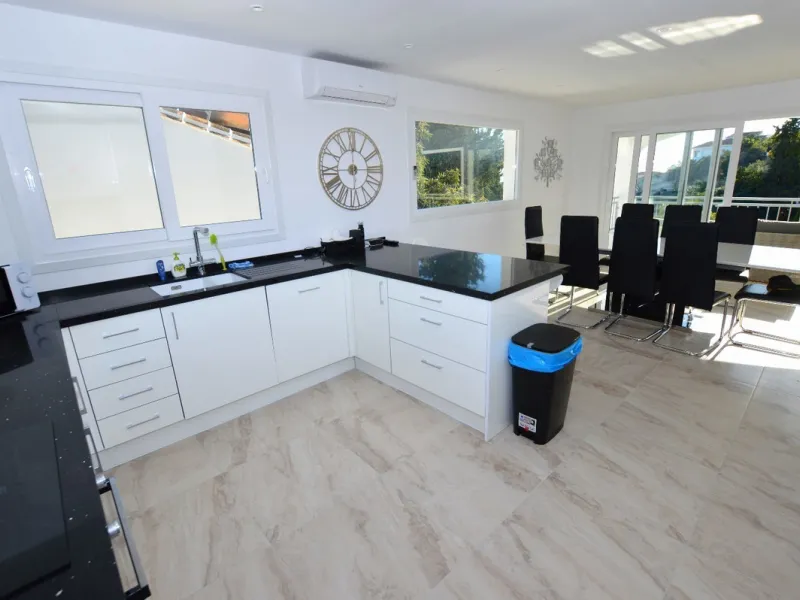 House - Detached Villa в продаже в Benalmadena, Málaga. В доме 6 спален и 5 ванных комнат. Площадь дома 351 м². Площадь участка 800 м²