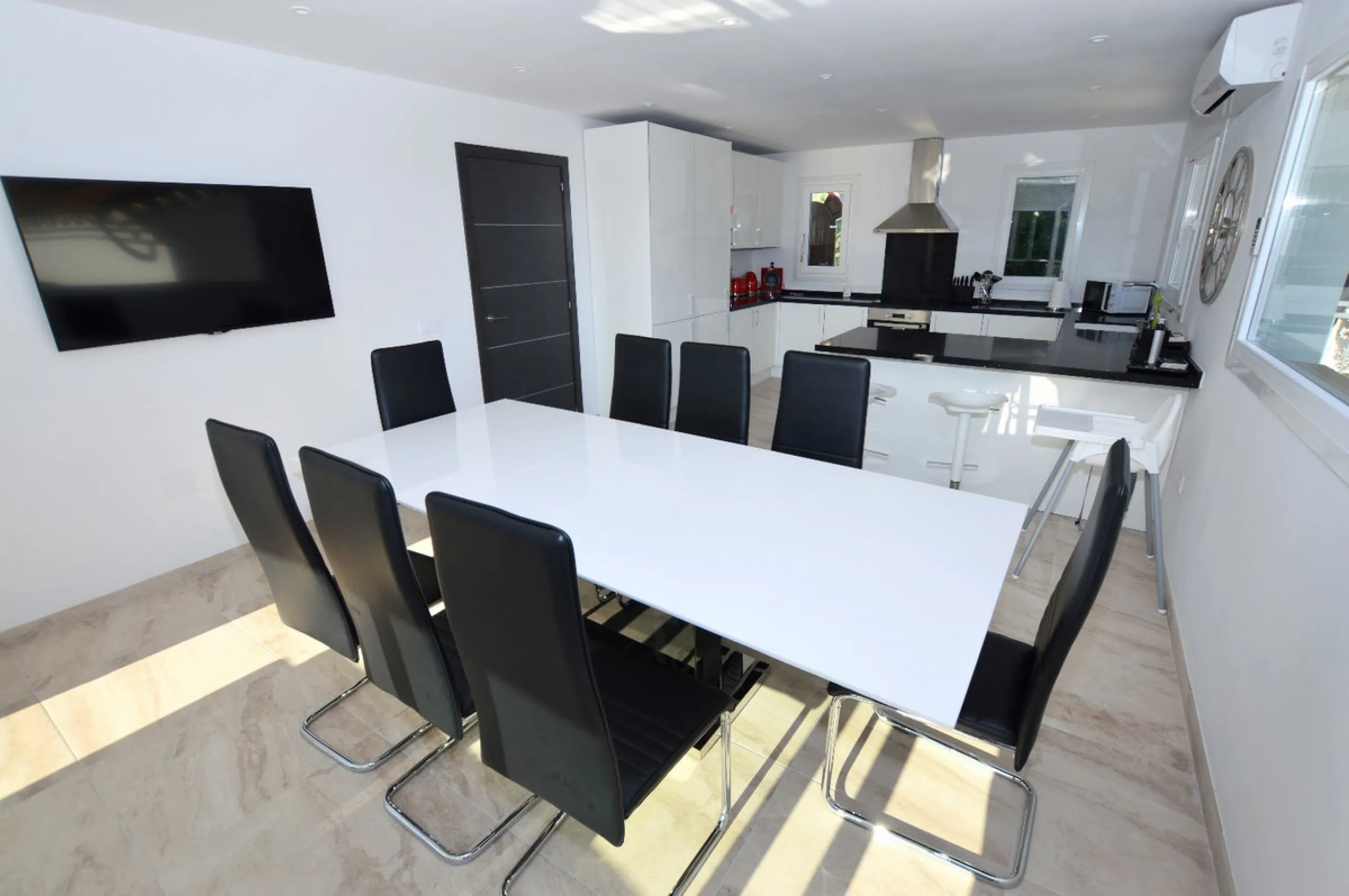 House - Detached Villa в продаже в Benalmadena, Málaga. В доме 6 спален и 5 ванных комнат. Площадь дома 351 м². Площадь участка 800 м²