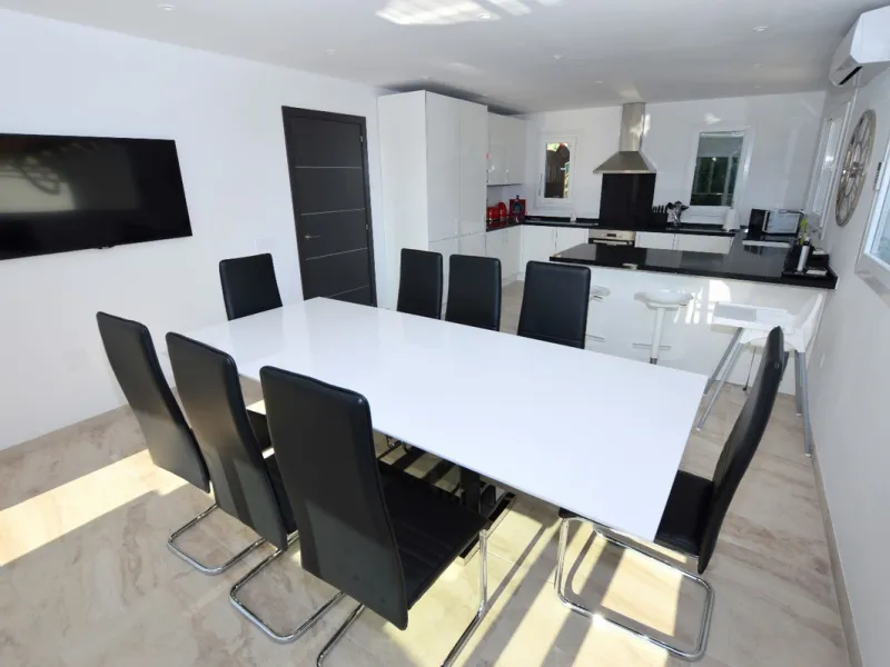 House - Detached Villa в продаже в Benalmadena, Málaga. В доме 6 спален и 5 ванных комнат. Площадь дома 351 м². Площадь участка 800 м²