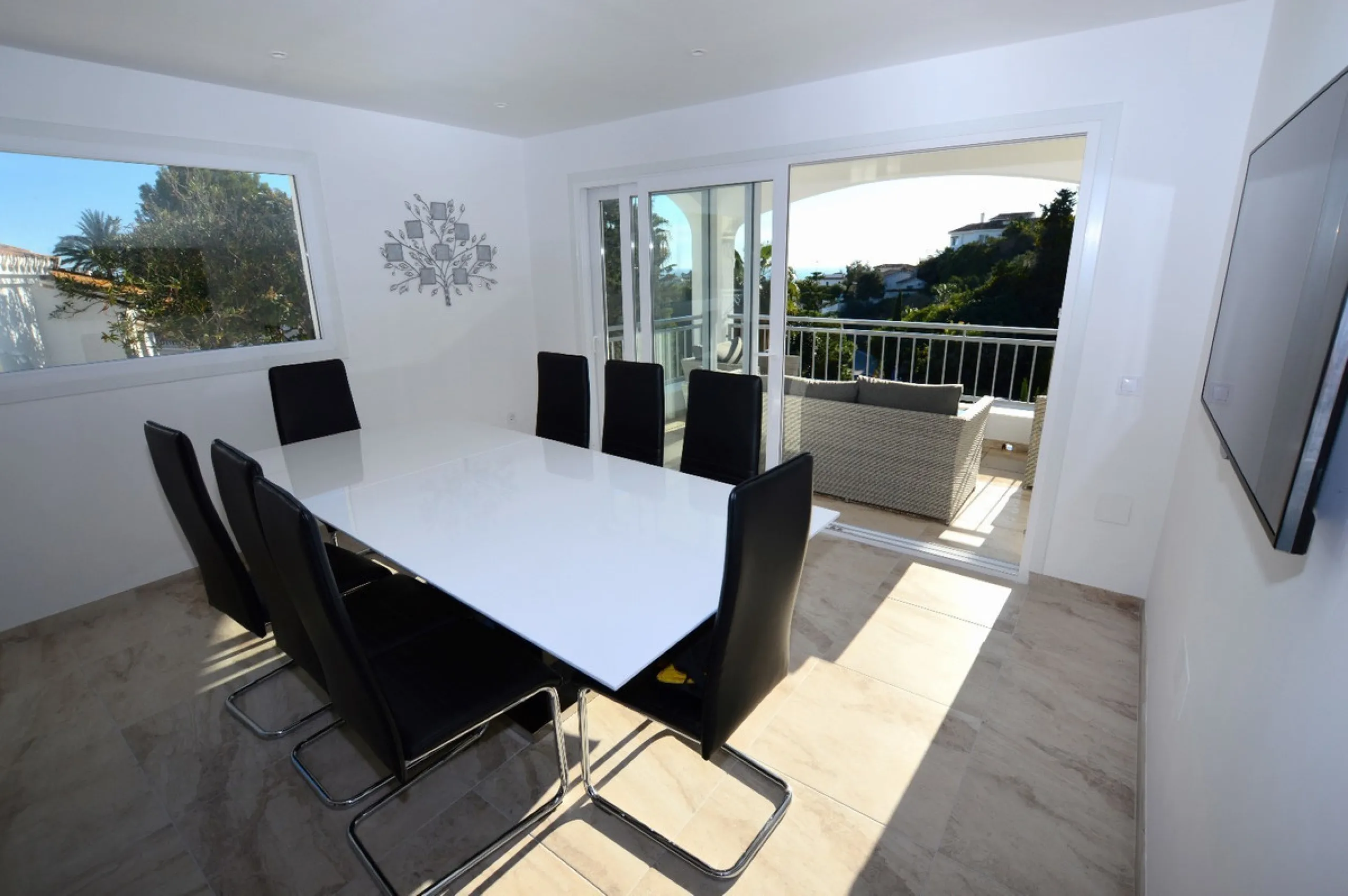 House - Detached Villa в продаже в Benalmadena, Málaga. В доме 6 спален и 5 ванных комнат. Площадь дома 351 м². Площадь участка 800 м²