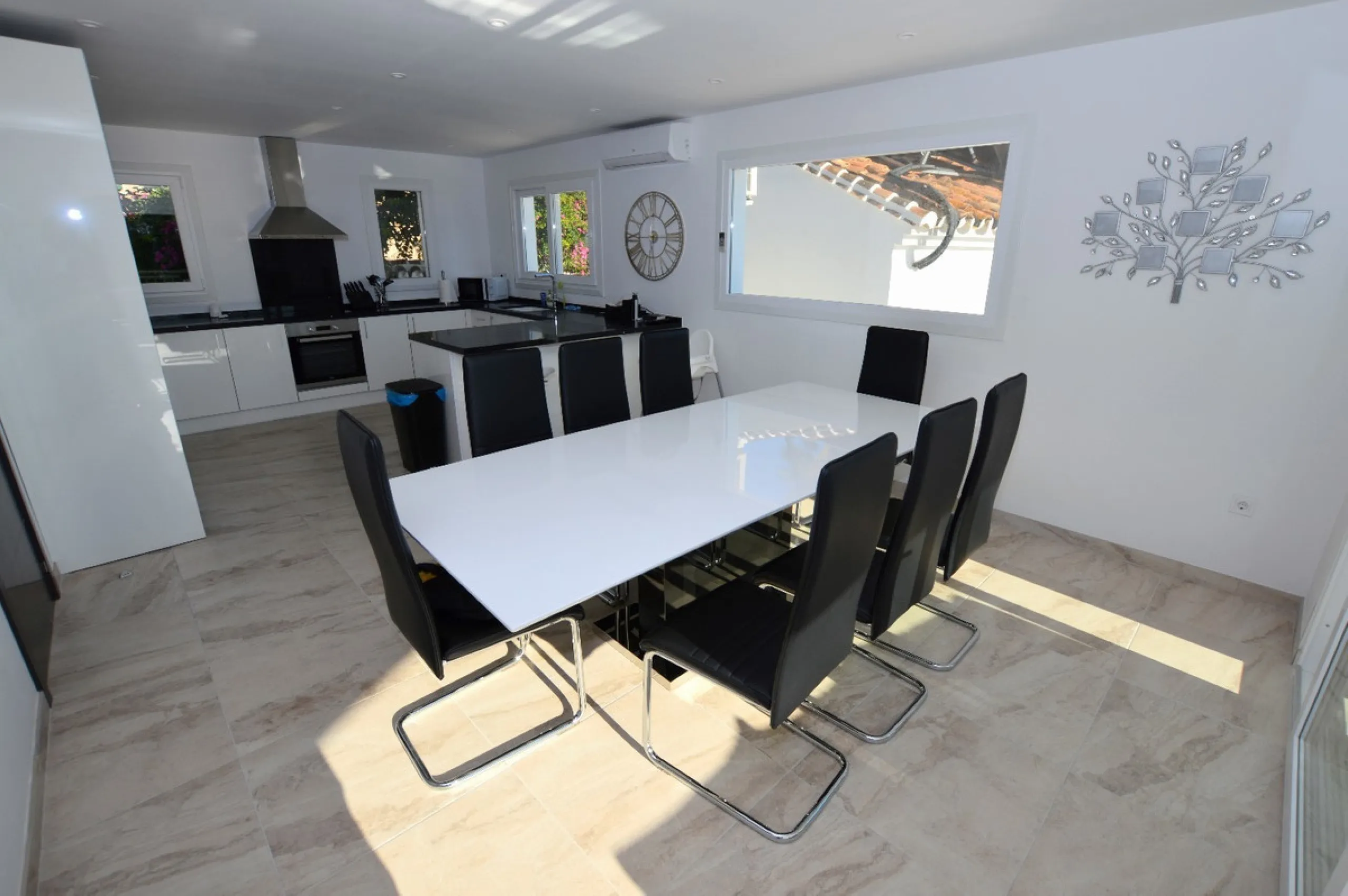 House - Detached Villa в продаже в Benalmadena, Málaga. В доме 6 спален и 5 ванных комнат. Площадь дома 351 м². Площадь участка 800 м²