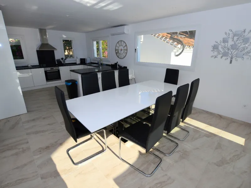 House - Detached Villa в продаже в Benalmadena, Málaga. В доме 6 спален и 5 ванных комнат. Площадь дома 351 м². Площадь участка 800 м²