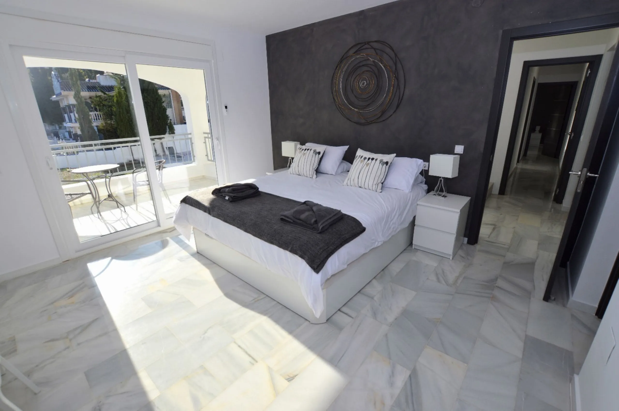 House - Detached Villa в продаже в Benalmadena, Málaga. В доме 6 спален и 5 ванных комнат. Площадь дома 351 м². Площадь участка 800 м²