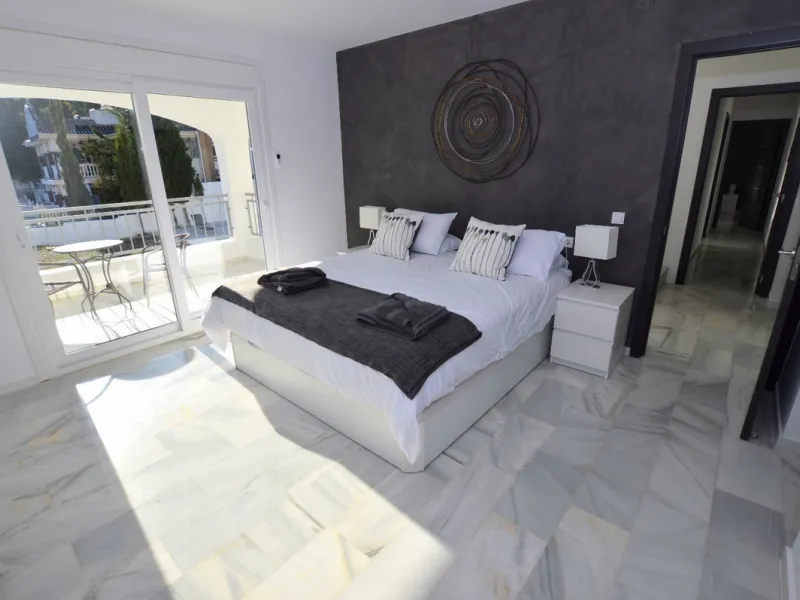House - Detached Villa в продаже в Benalmadena, Málaga. В доме 6 спален и 5 ванных комнат. Площадь дома 351 м². Площадь участка 800 м²