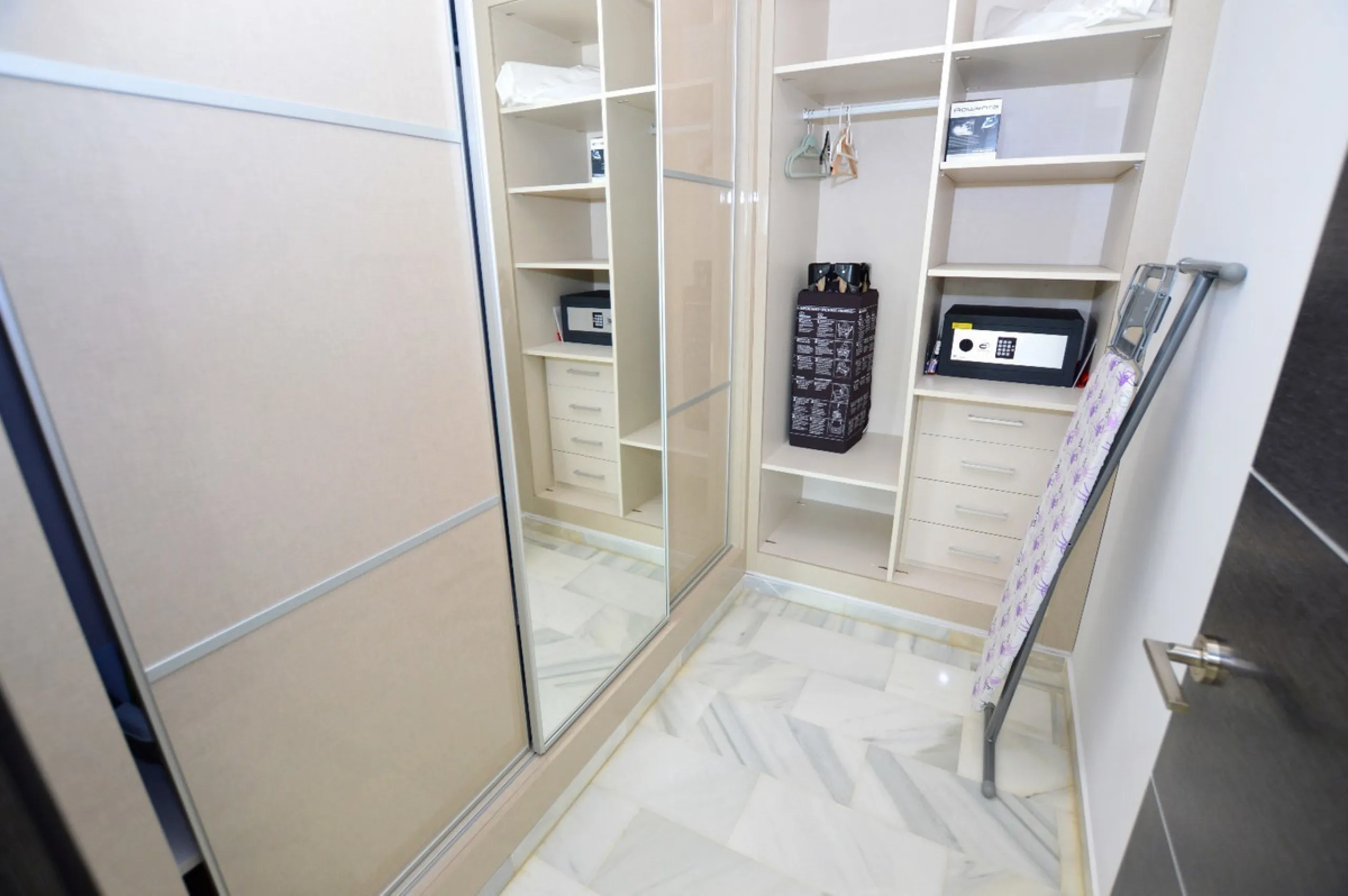 House - Detached Villa в продаже в Benalmadena, Málaga. В доме 6 спален и 5 ванных комнат. Площадь дома 351 м². Площадь участка 800 м²