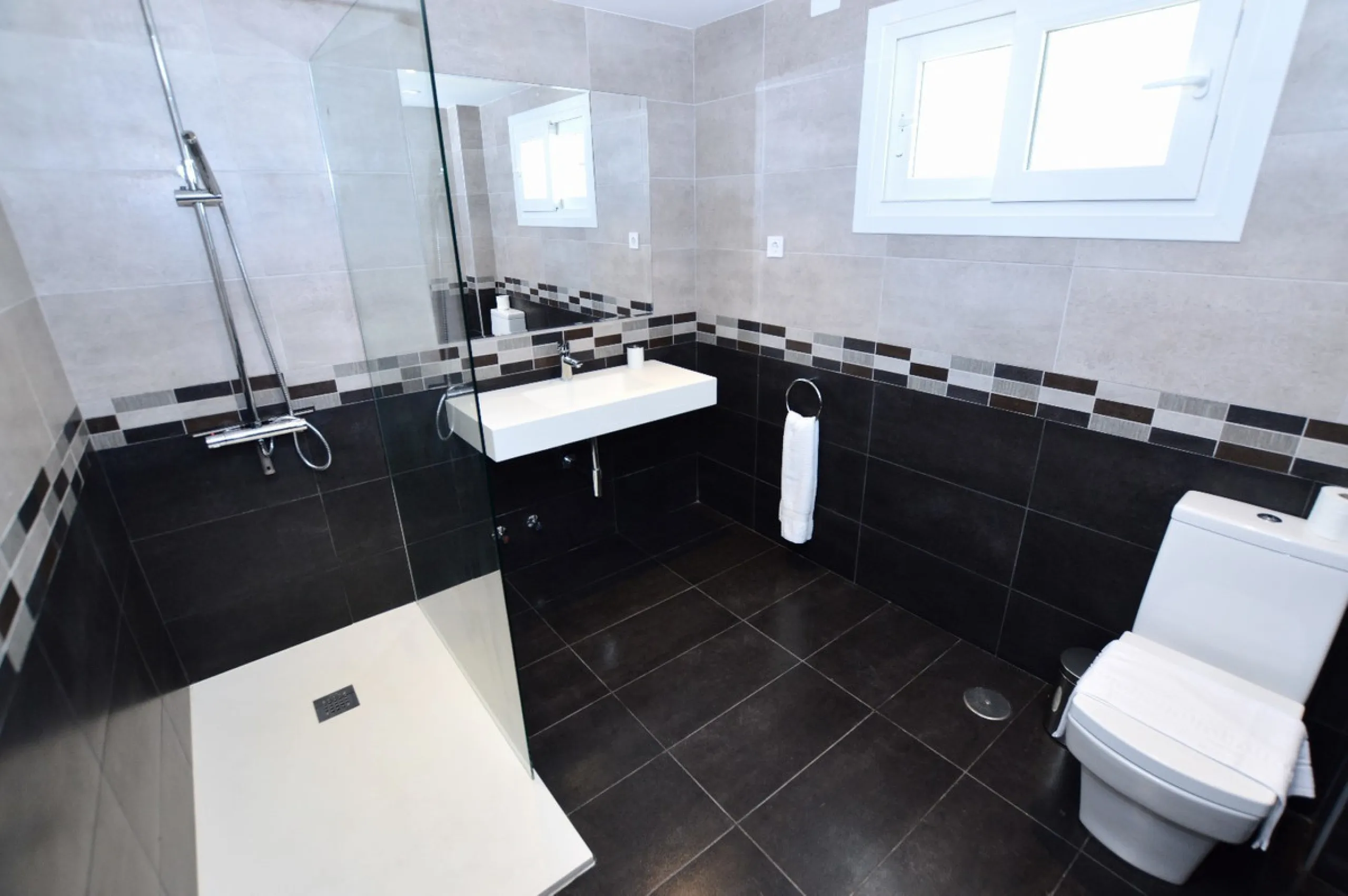 House - Detached Villa в продаже в Benalmadena, Málaga. В доме 6 спален и 5 ванных комнат. Площадь дома 351 м². Площадь участка 800 м²