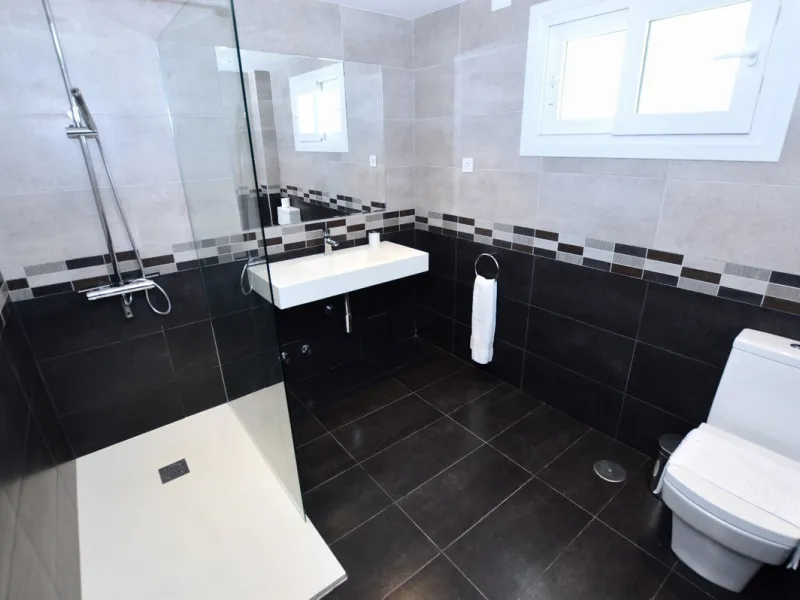 House - Detached Villa в продаже в Benalmadena, Málaga. В доме 6 спален и 5 ванных комнат. Площадь дома 351 м². Площадь участка 800 м²