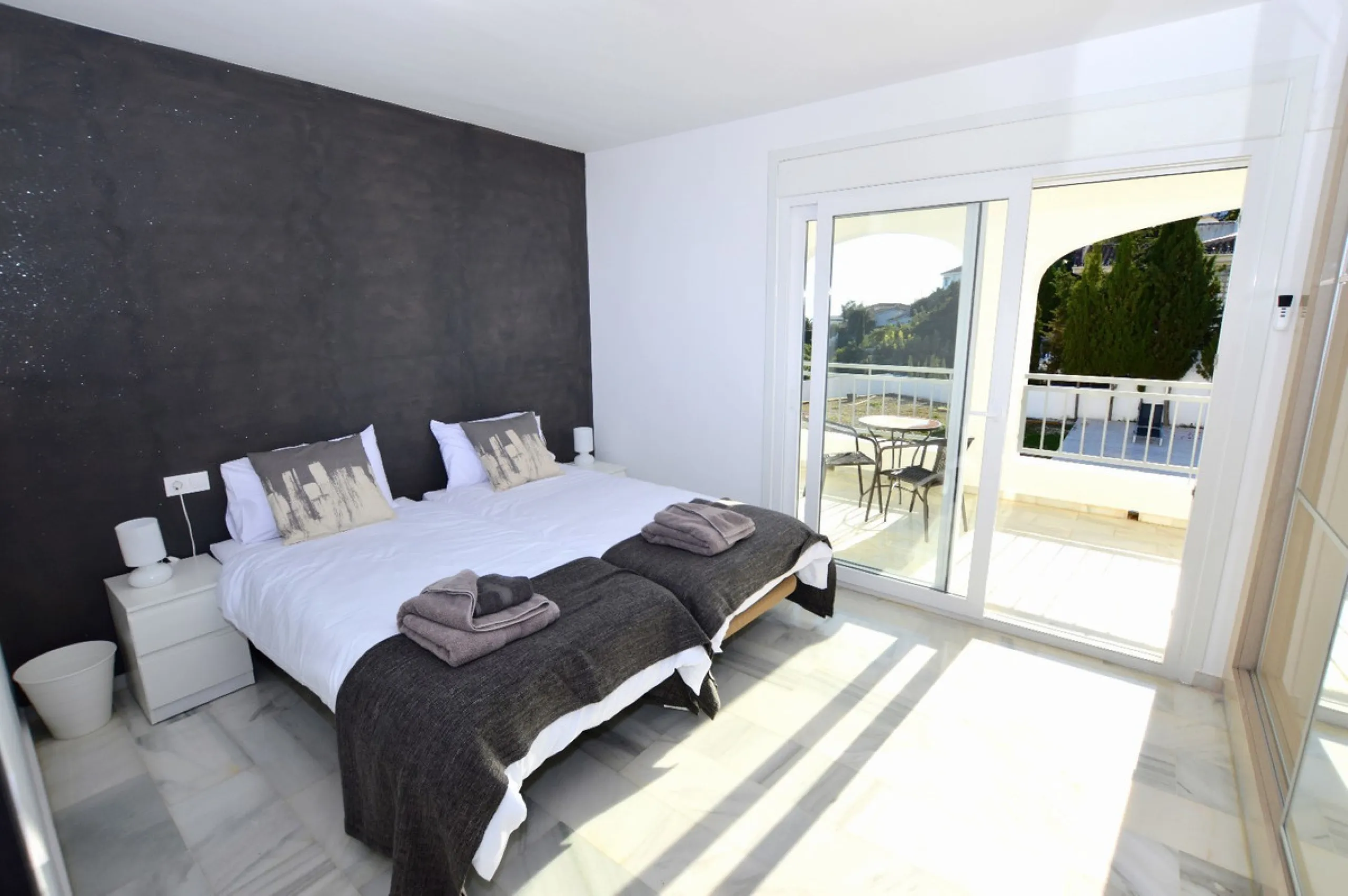 House - Detached Villa в продаже в Benalmadena, Málaga. В доме 6 спален и 5 ванных комнат. Площадь дома 351 м². Площадь участка 800 м²
