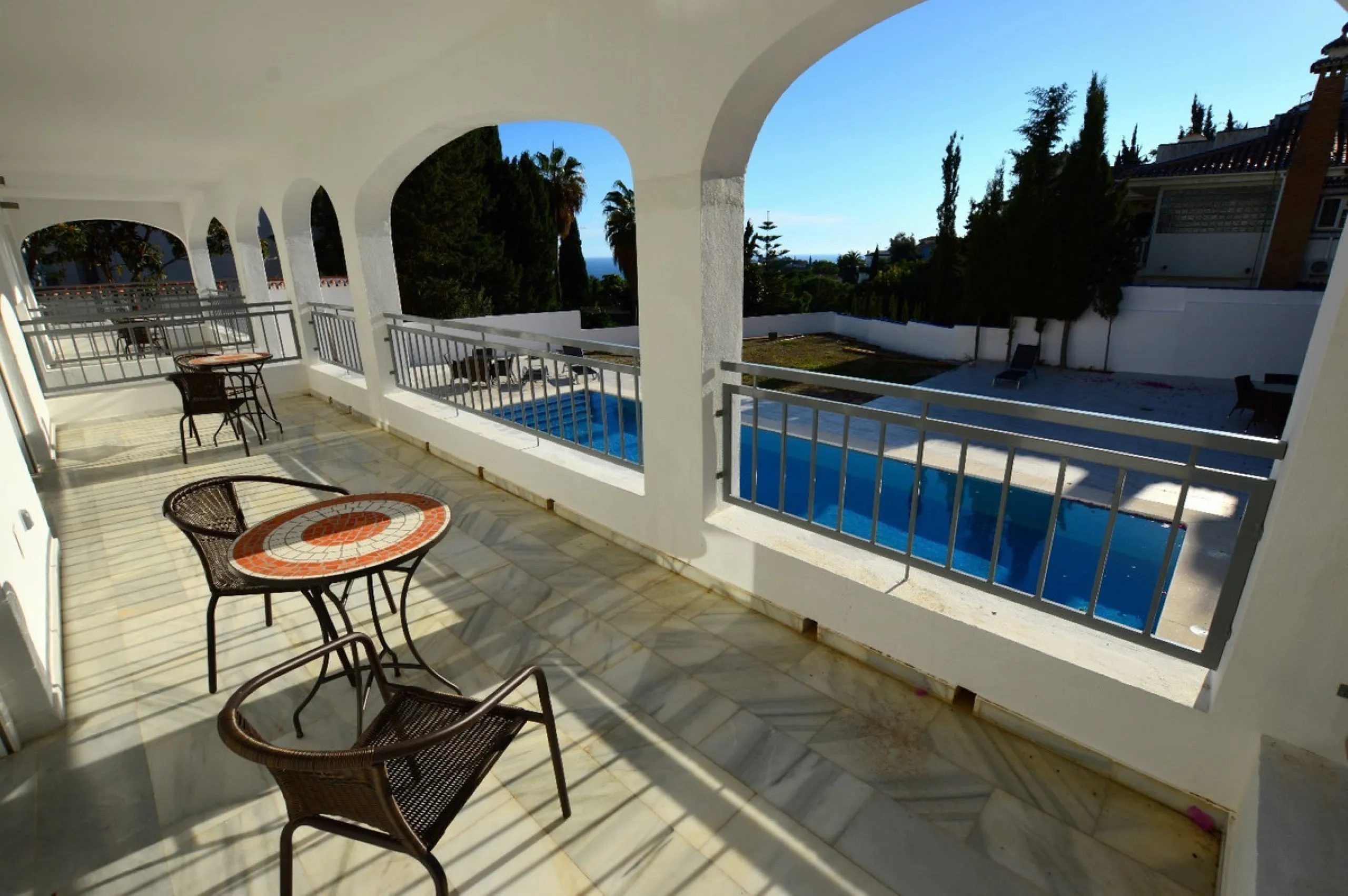 House - Detached Villa в продаже в Benalmadena, Málaga. В доме 6 спален и 5 ванных комнат. Площадь дома 351 м². Площадь участка 800 м²