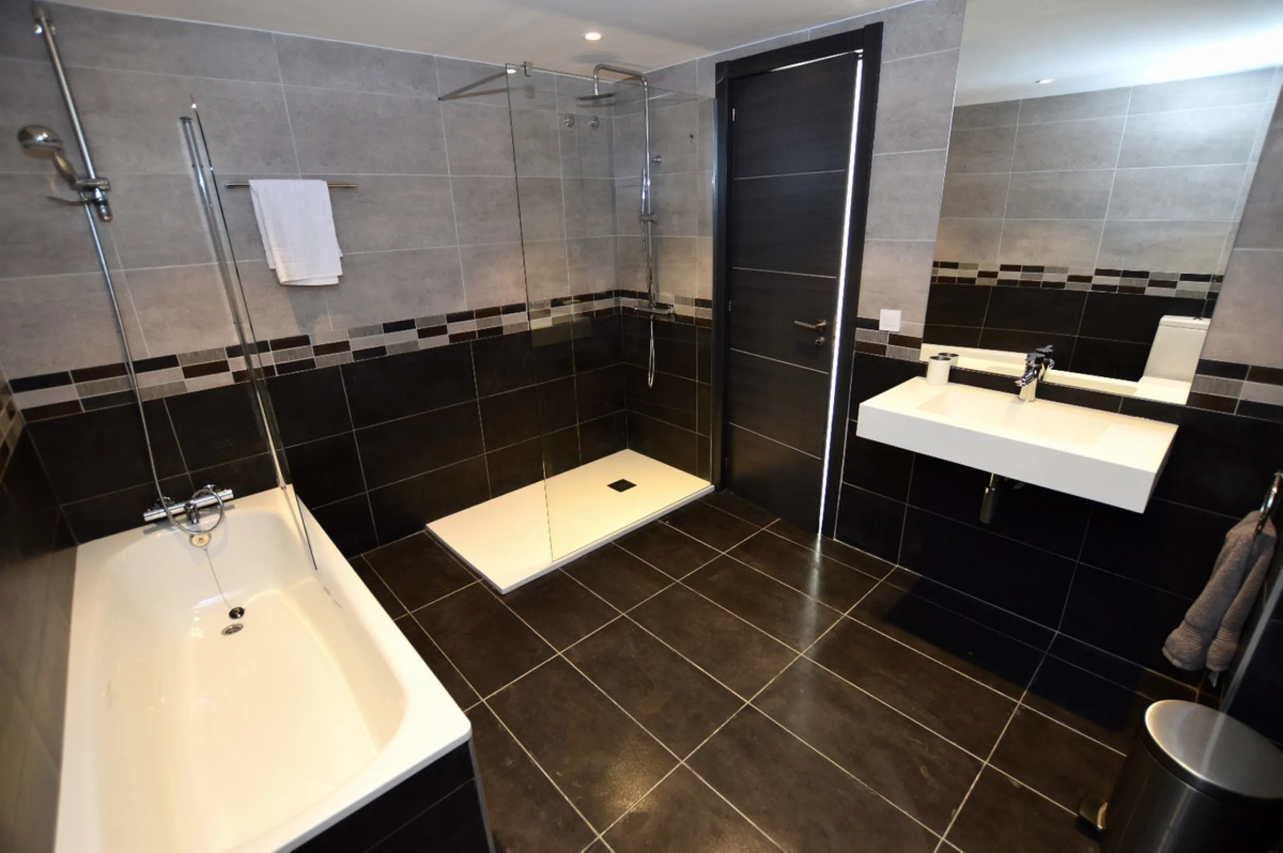 House - Detached Villa в продаже в Benalmadena, Málaga. В доме 6 спален и 5 ванных комнат. Площадь дома 351 м². Площадь участка 800 м²