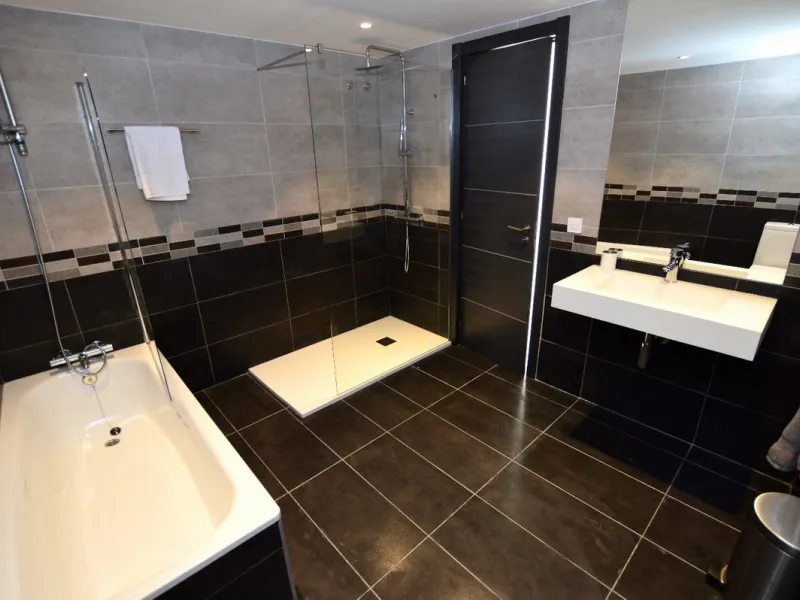 House - Detached Villa в продаже в Benalmadena, Málaga. В доме 6 спален и 5 ванных комнат. Площадь дома 351 м². Площадь участка 800 м²