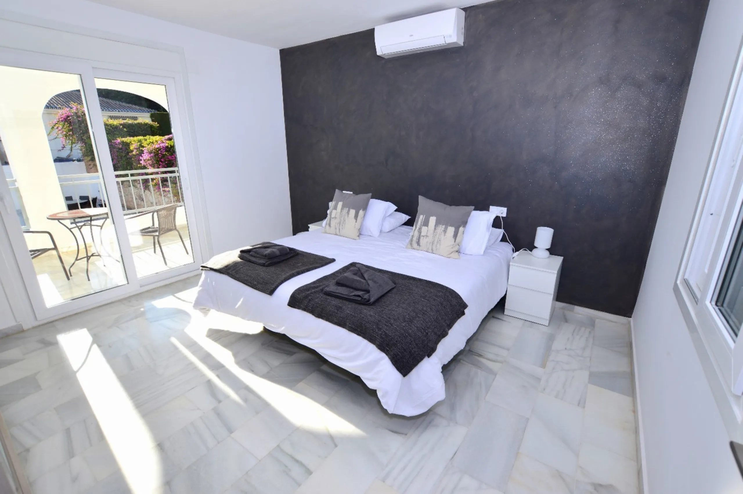 House - Detached Villa в продаже в Benalmadena, Málaga. В доме 6 спален и 5 ванных комнат. Площадь дома 351 м². Площадь участка 800 м²