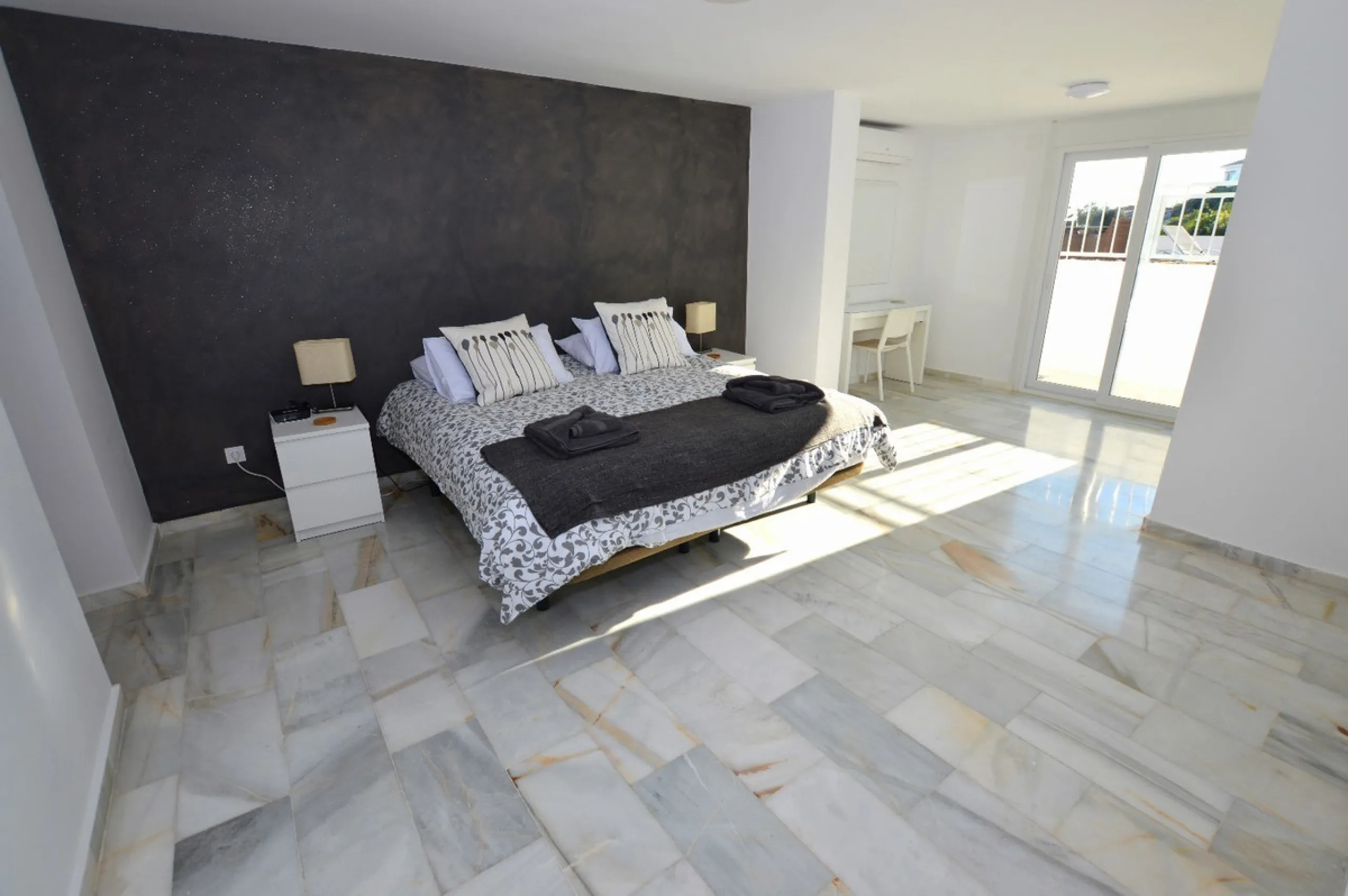 House - Detached Villa в продаже в Benalmadena, Málaga. В доме 6 спален и 5 ванных комнат. Площадь дома 351 м². Площадь участка 800 м²