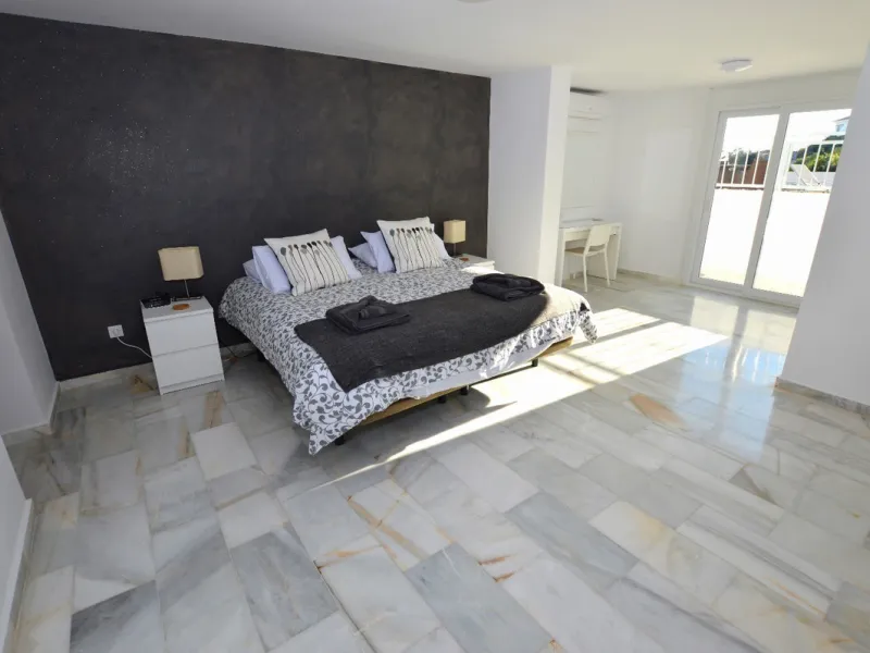 House - Detached Villa в продаже в Benalmadena, Málaga. В доме 6 спален и 5 ванных комнат. Площадь дома 351 м². Площадь участка 800 м²