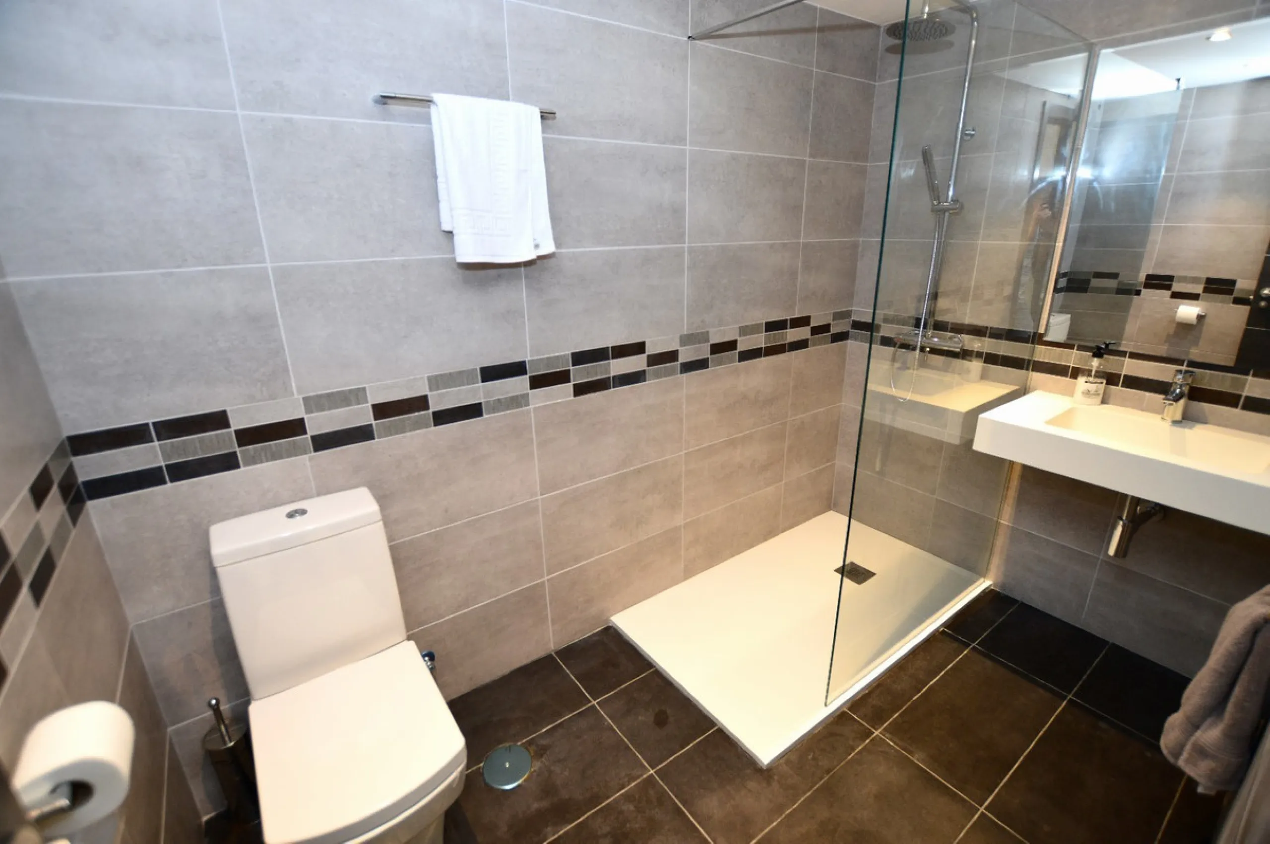 House - Detached Villa в продаже в Benalmadena, Málaga. В доме 6 спален и 5 ванных комнат. Площадь дома 351 м². Площадь участка 800 м²