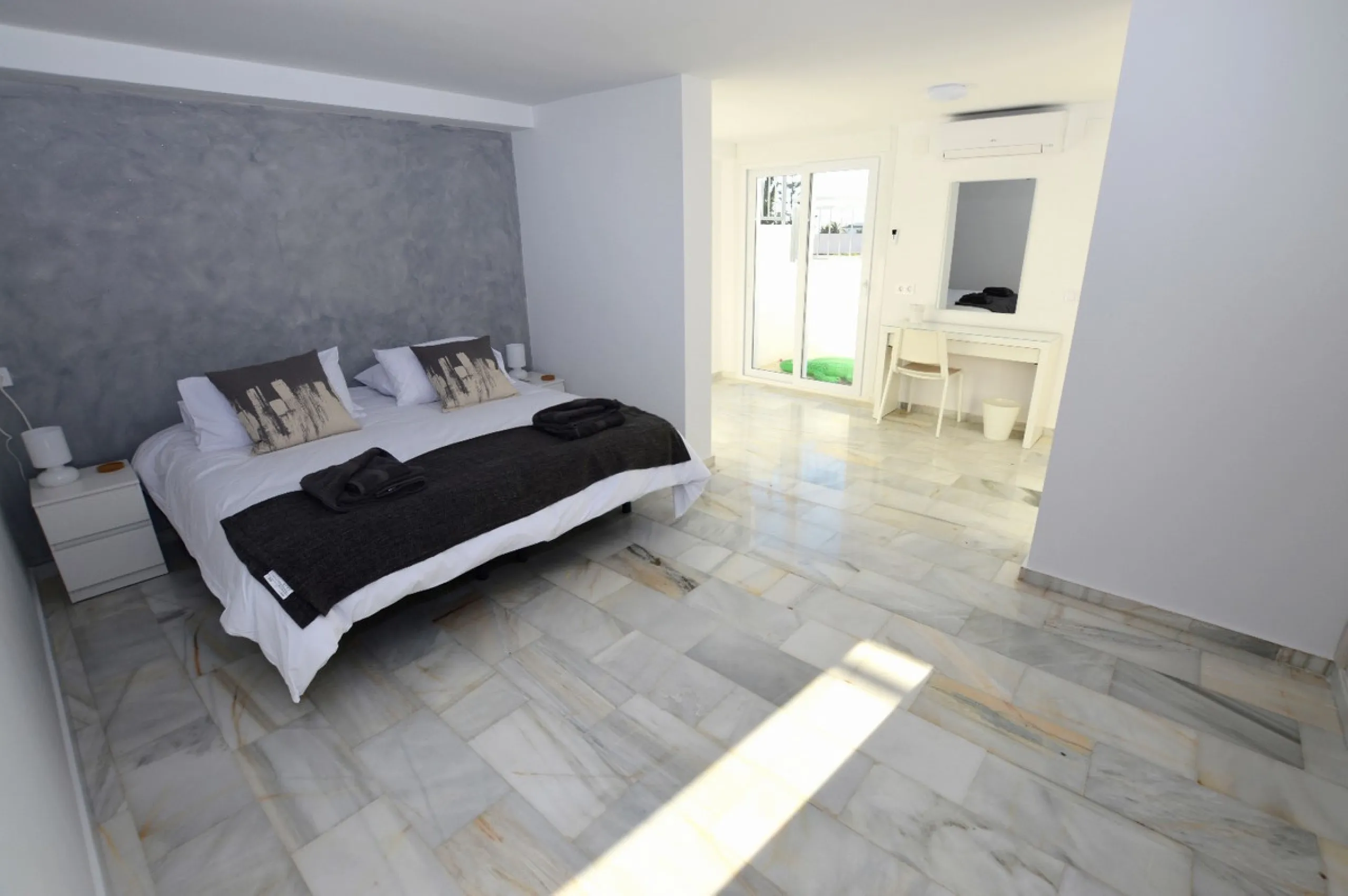 House - Detached Villa в продаже в Benalmadena, Málaga. В доме 6 спален и 5 ванных комнат. Площадь дома 351 м². Площадь участка 800 м²