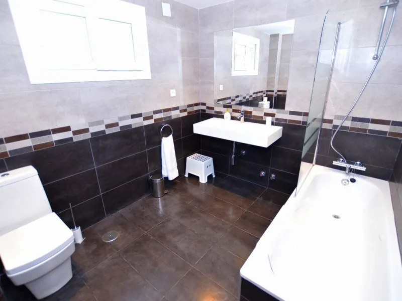 House - Detached Villa в продаже в Benalmadena, Málaga. В доме 6 спален и 5 ванных комнат. Площадь дома 351 м². Площадь участка 800 м²