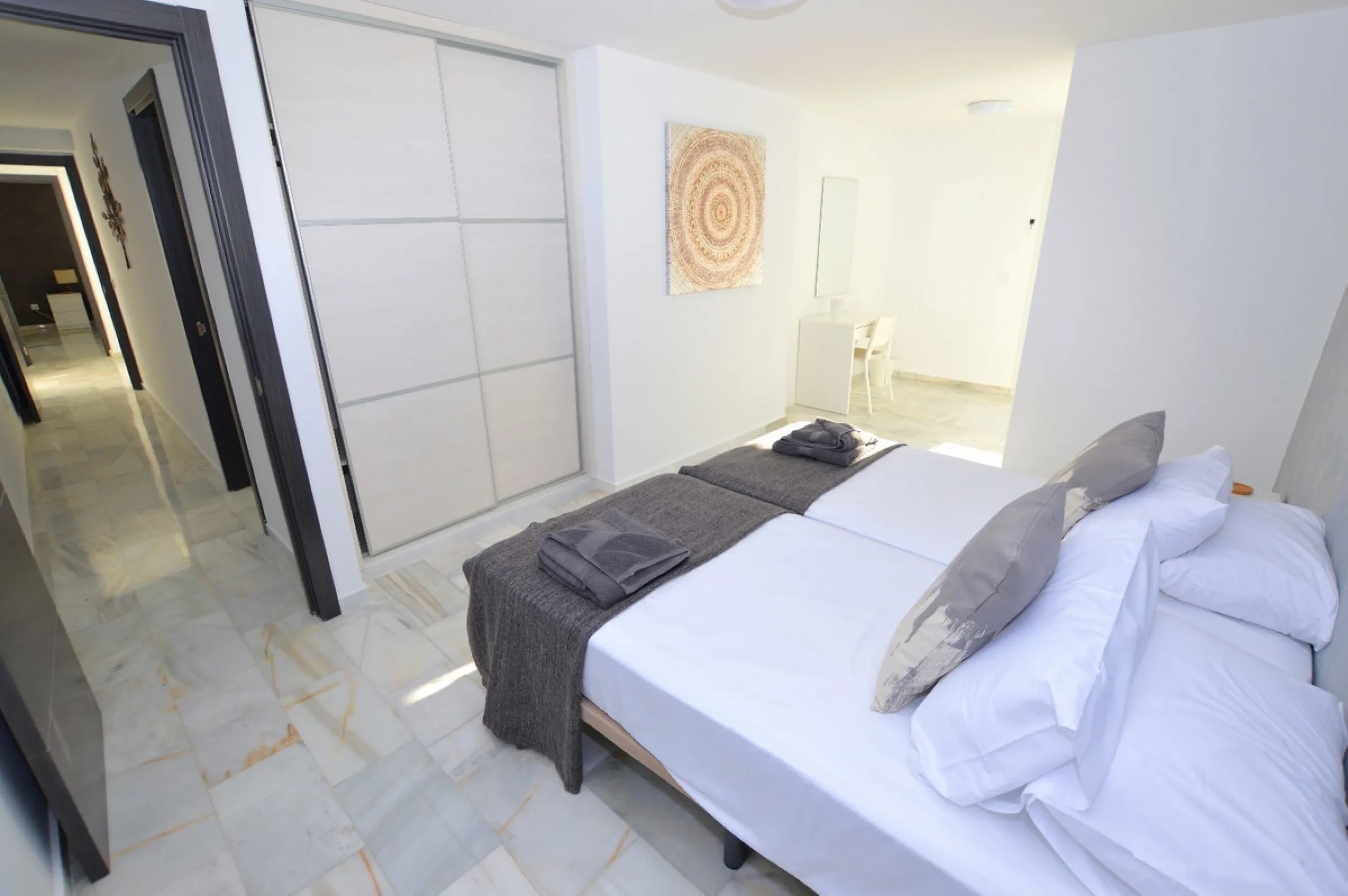 House - Detached Villa в продаже в Benalmadena, Málaga. В доме 6 спален и 5 ванных комнат. Площадь дома 351 м². Площадь участка 800 м²