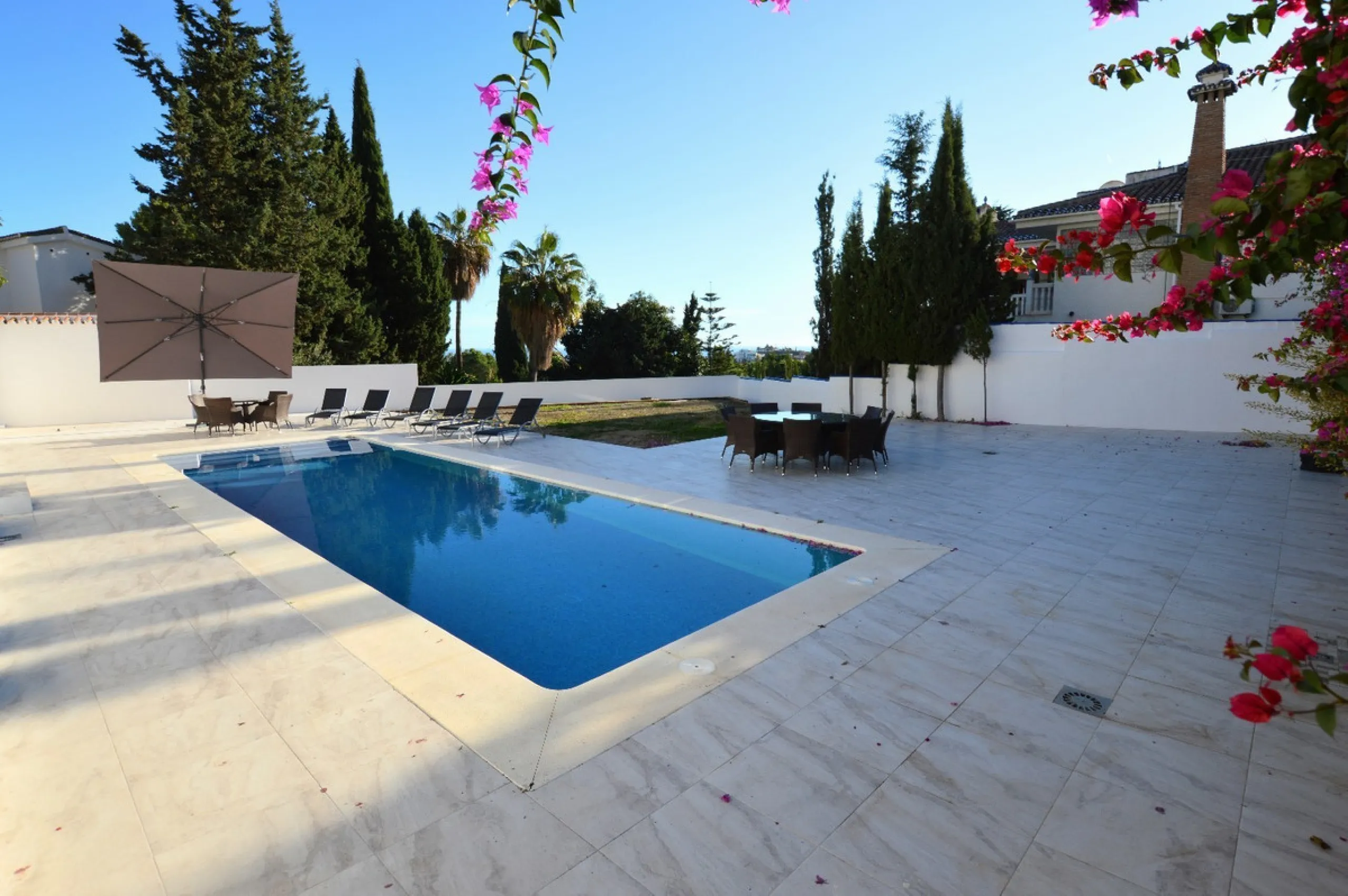 House - Detached Villa в продаже в Benalmadena, Málaga. В доме 6 спален и 5 ванных комнат. Площадь дома 351 м². Площадь участка 800 м²