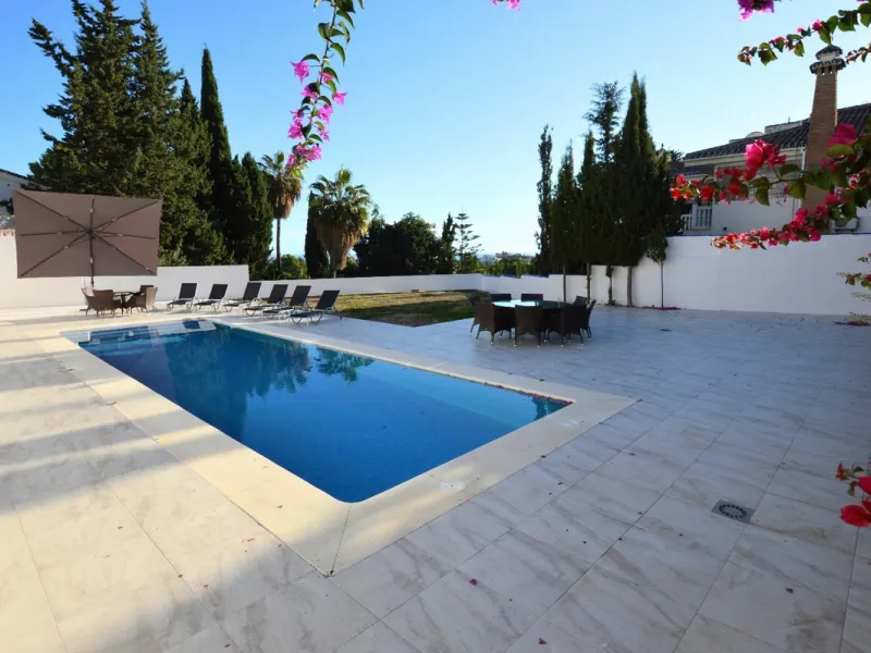 House - Detached Villa в продаже в Benalmadena, Málaga. В доме 6 спален и 5 ванных комнат. Площадь дома 351 м². Площадь участка 800 м²