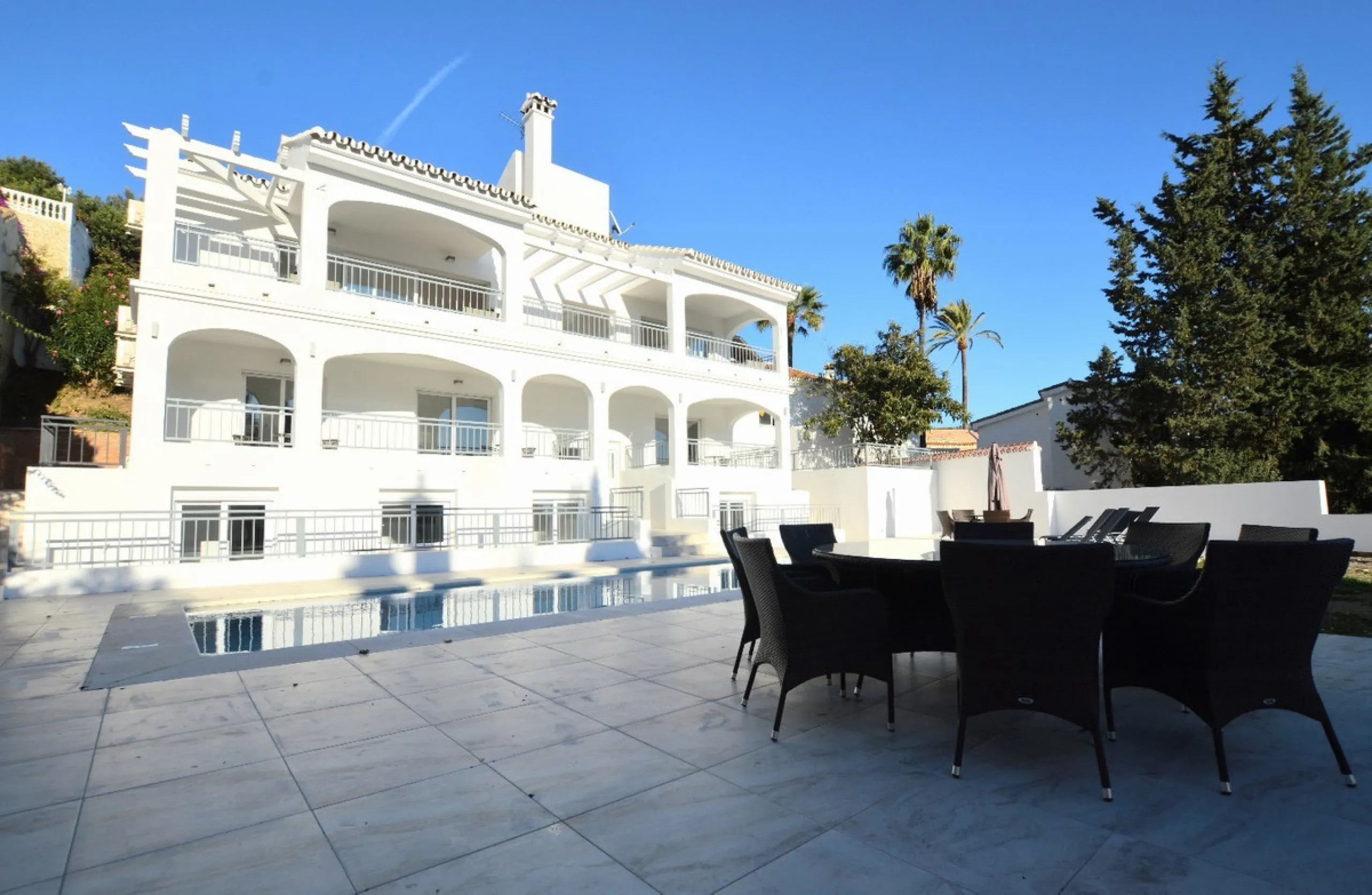 House - Detached Villa в продаже в Benalmadena, Málaga. В доме 6 спален и 5 ванных комнат. Площадь дома 351 м². Площадь участка 800 м²