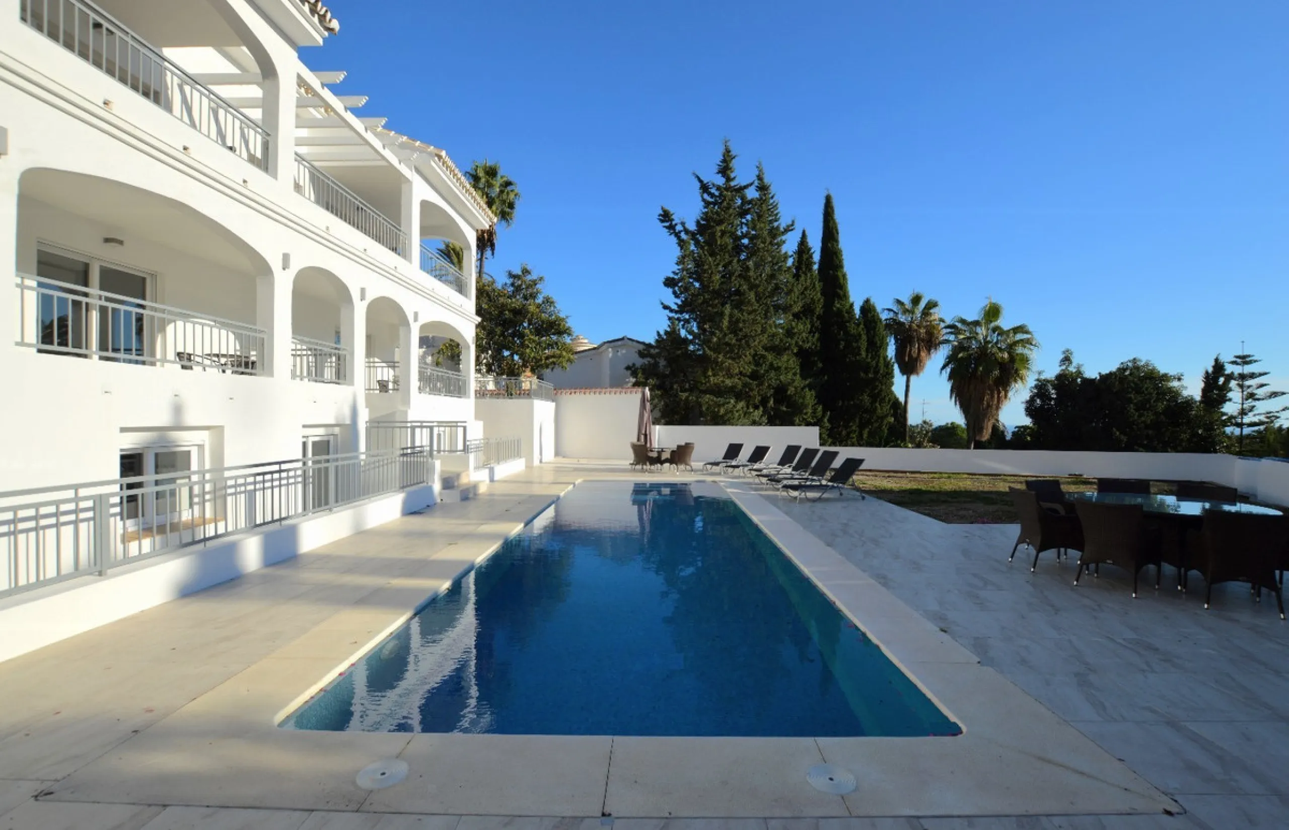 House - Detached Villa в продаже в Benalmadena, Málaga. В доме 6 спален и 5 ванных комнат. Площадь дома 351 м². Площадь участка 800 м²