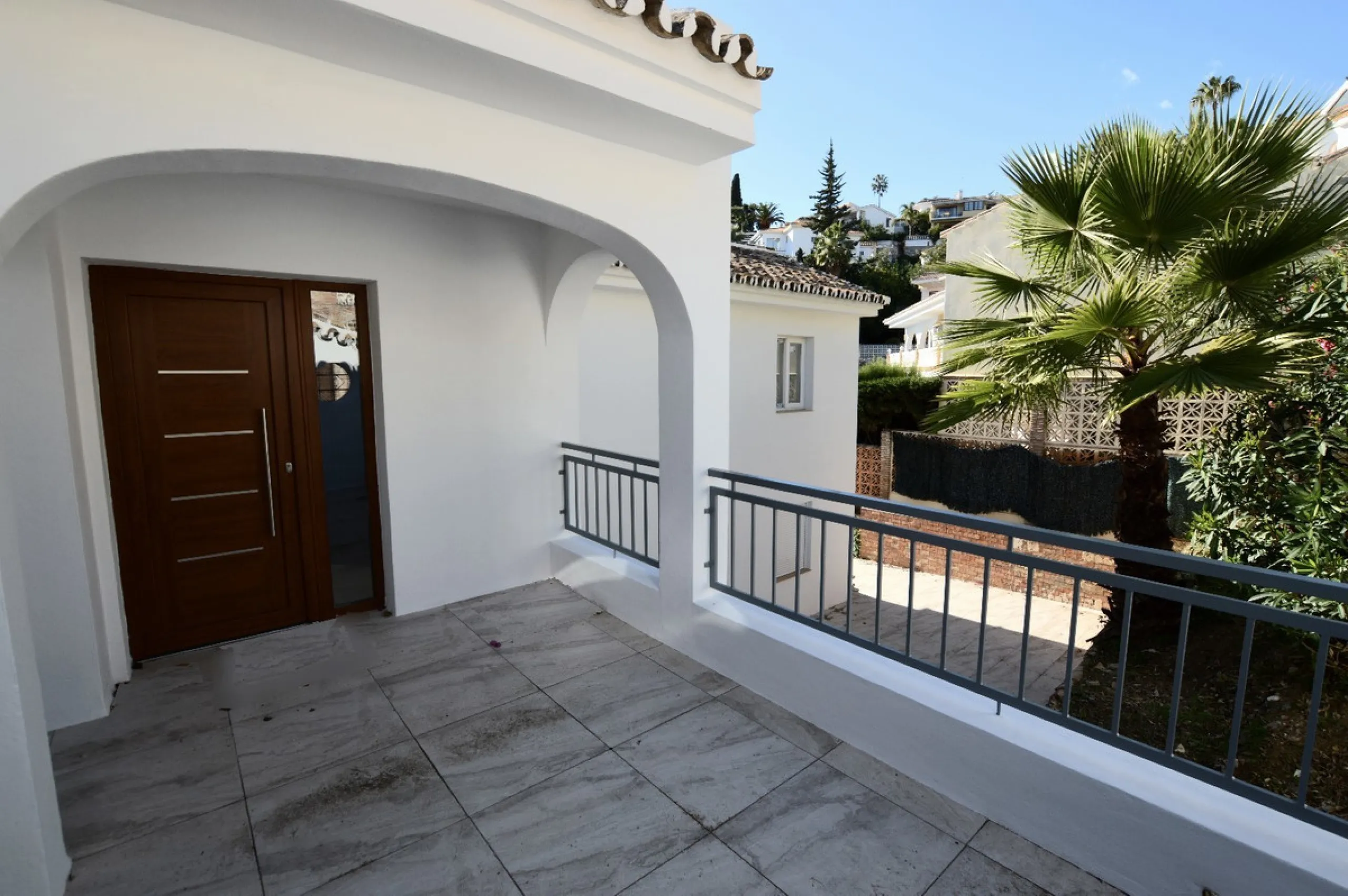 House - Detached Villa в продаже в Benalmadena, Málaga. В доме 6 спален и 5 ванных комнат. Площадь дома 351 м². Площадь участка 800 м²