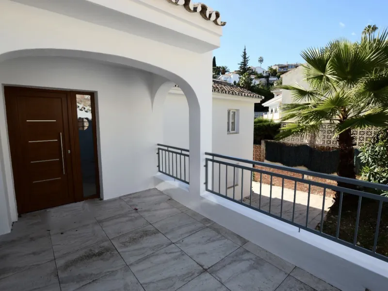 House - Detached Villa в продаже в Benalmadena, Málaga. В доме 6 спален и 5 ванных комнат. Площадь дома 351 м². Площадь участка 800 м²