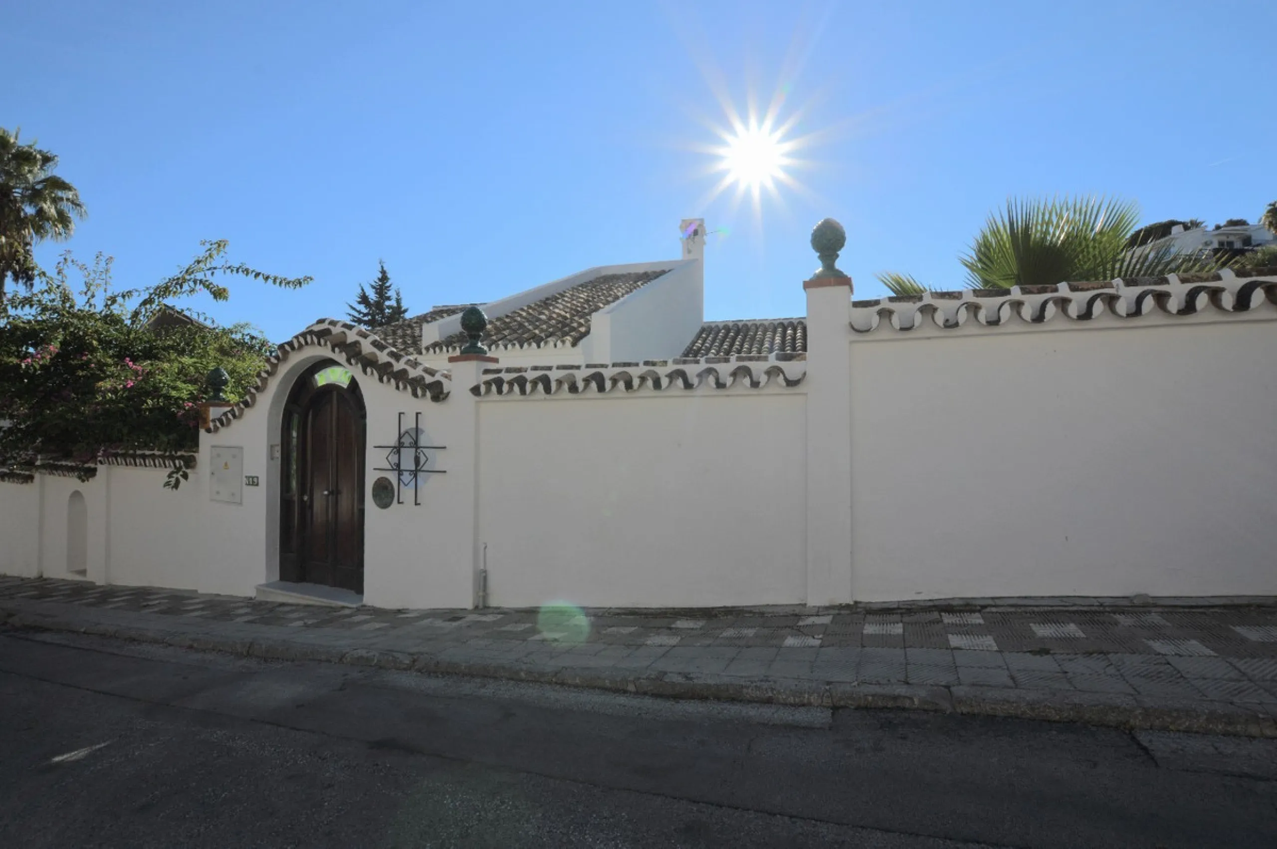 House - Detached Villa в продаже в Benalmadena, Málaga. В доме 6 спален и 5 ванных комнат. Площадь дома 351 м². Площадь участка 800 м²