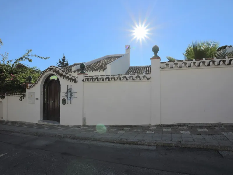House - Detached Villa в продаже в Benalmadena, Málaga. В доме 6 спален и 5 ванных комнат. Площадь дома 351 м². Площадь участка 800 м²