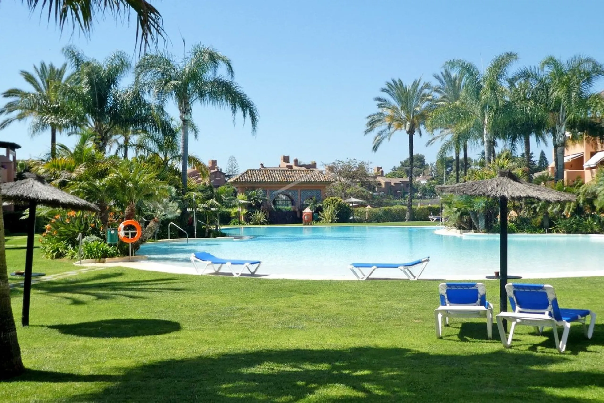 Beautiful 2 bedroom duplex penthouse in a premium urbanization in Guadalmina-Casasola. Only 800 meters from the beach, this property is also close to all amenities you could need, such as supermarkets, petrol station, pharmacy, padel club.. etc. This apar