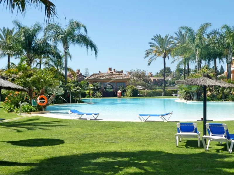 Beautiful 2 bedroom duplex penthouse in a premium urbanization in Guadalmina-Casasola. Only 800 meters from the beach, this property is also close to all amenities you could need, such as supermarkets, petrol station, pharmacy, padel club.. etc. This apar