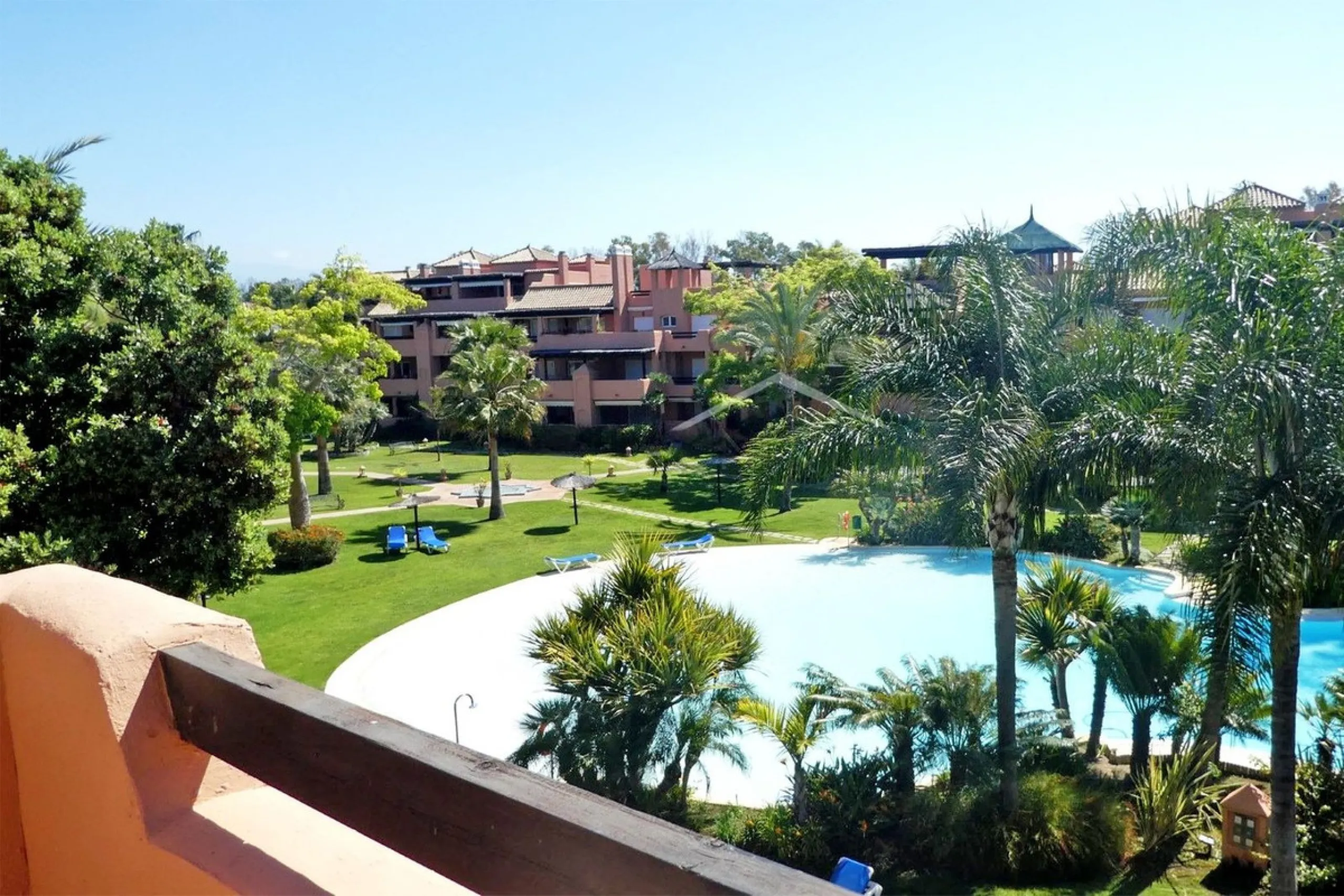 Beautiful 2 bedroom duplex penthouse in a premium urbanization in Guadalmina-Casasola. Only 800 meters from the beach, this property is also close to all amenities you could need, such as supermarkets, petrol station, pharmacy, padel club.. etc. This apar