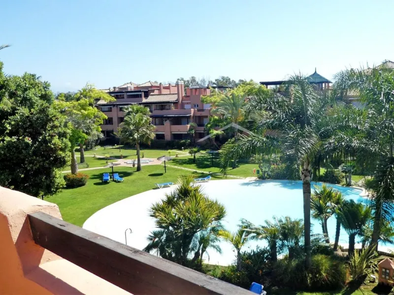 Beautiful 2 bedroom duplex penthouse in a premium urbanization in Guadalmina-Casasola. Only 800 meters from the beach, this property is also close to all amenities you could need, such as supermarkets, petrol station, pharmacy, padel club.. etc. This apar