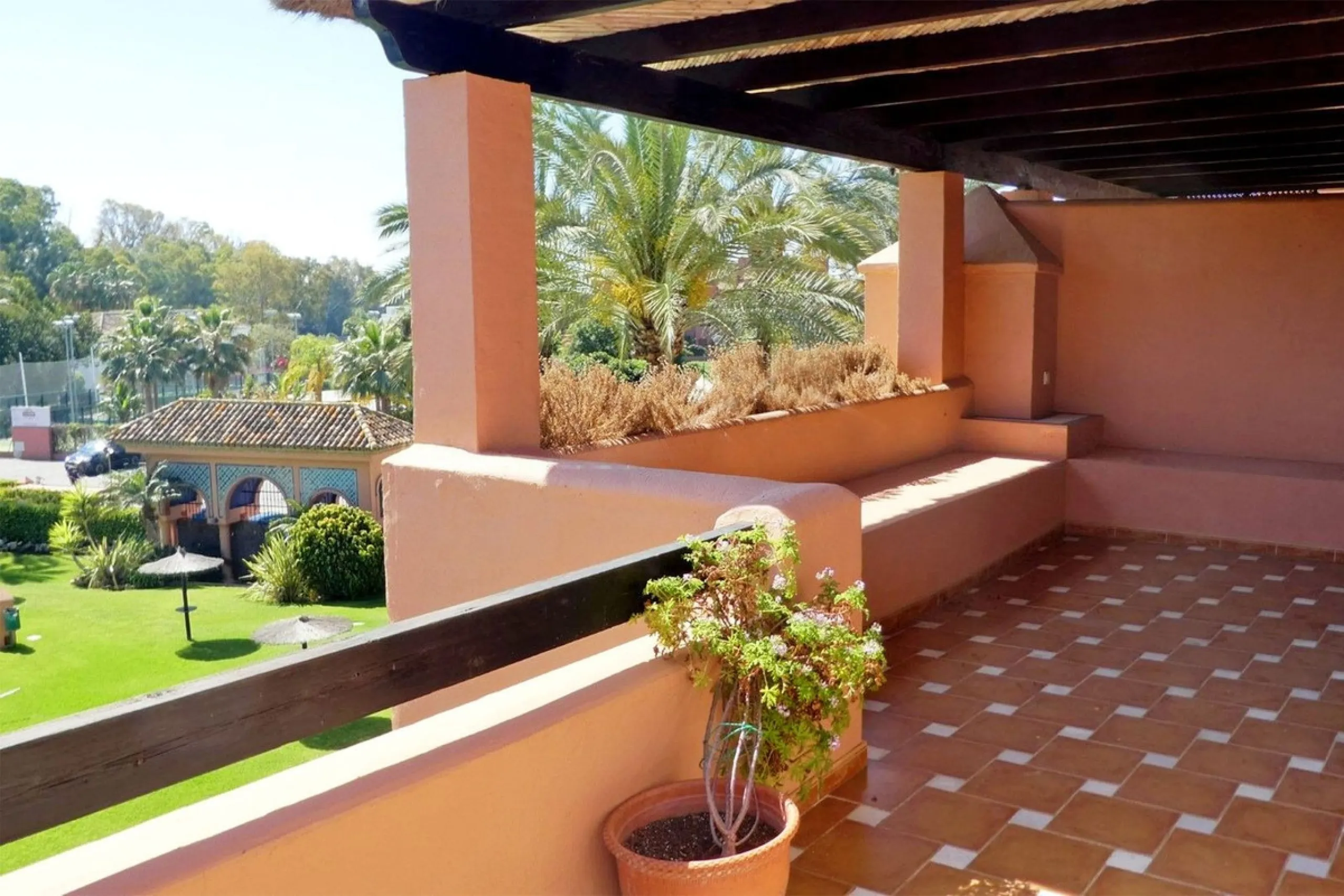 Beautiful 2 bedroom duplex penthouse in a premium urbanization in Guadalmina-Casasola. Only 800 meters from the beach, this property is also close to all amenities you could need, such as supermarkets, petrol station, pharmacy, padel club.. etc. This apar