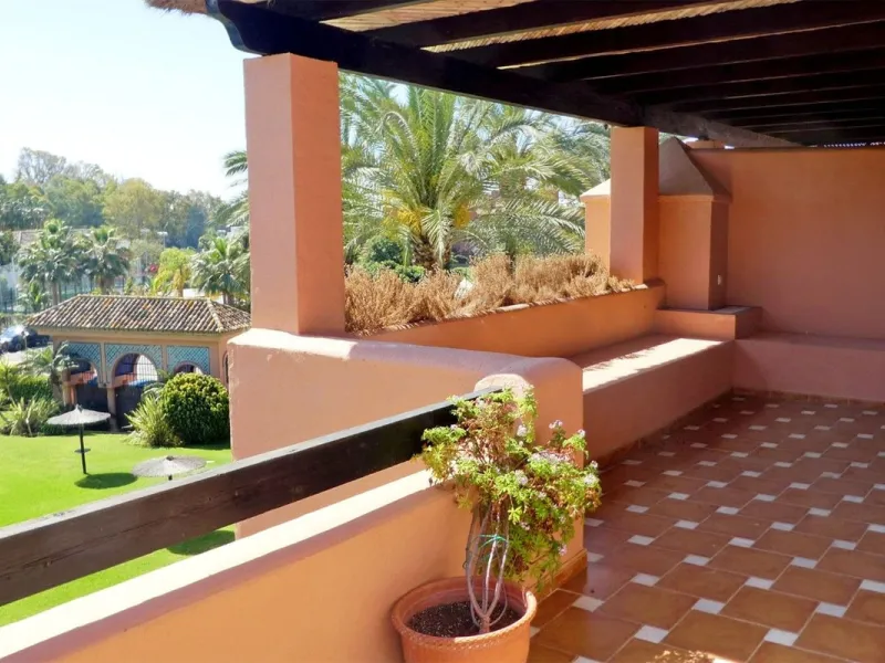 Beautiful 2 bedroom duplex penthouse in a premium urbanization in Guadalmina-Casasola. Only 800 meters from the beach, this property is also close to all amenities you could need, such as supermarkets, petrol station, pharmacy, padel club.. etc. This apar