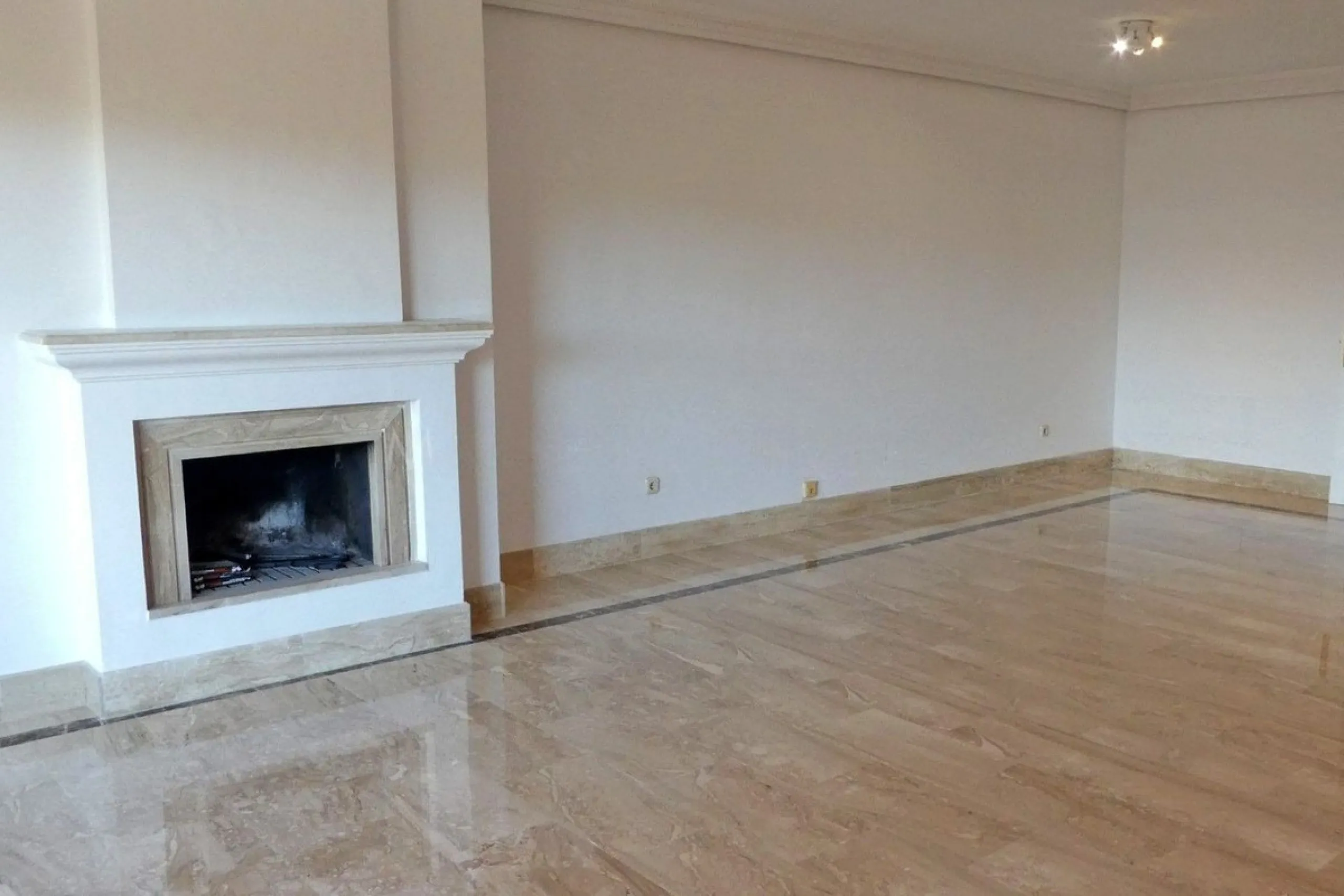 Beautiful 2 bedroom duplex penthouse in a premium urbanization in Guadalmina-Casasola. Only 800 meters from the beach, this property is also close to all amenities you could need, such as supermarkets, petrol station, pharmacy, padel club.. etc. This apar