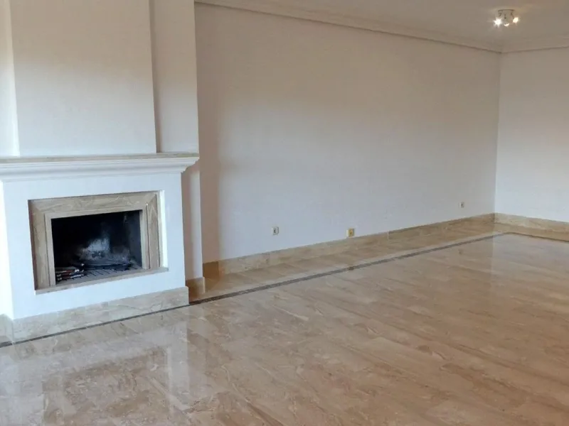 Beautiful 2 bedroom duplex penthouse in a premium urbanization in Guadalmina-Casasola. Only 800 meters from the beach, this property is also close to all amenities you could need, such as supermarkets, petrol station, pharmacy, padel club.. etc. This apar