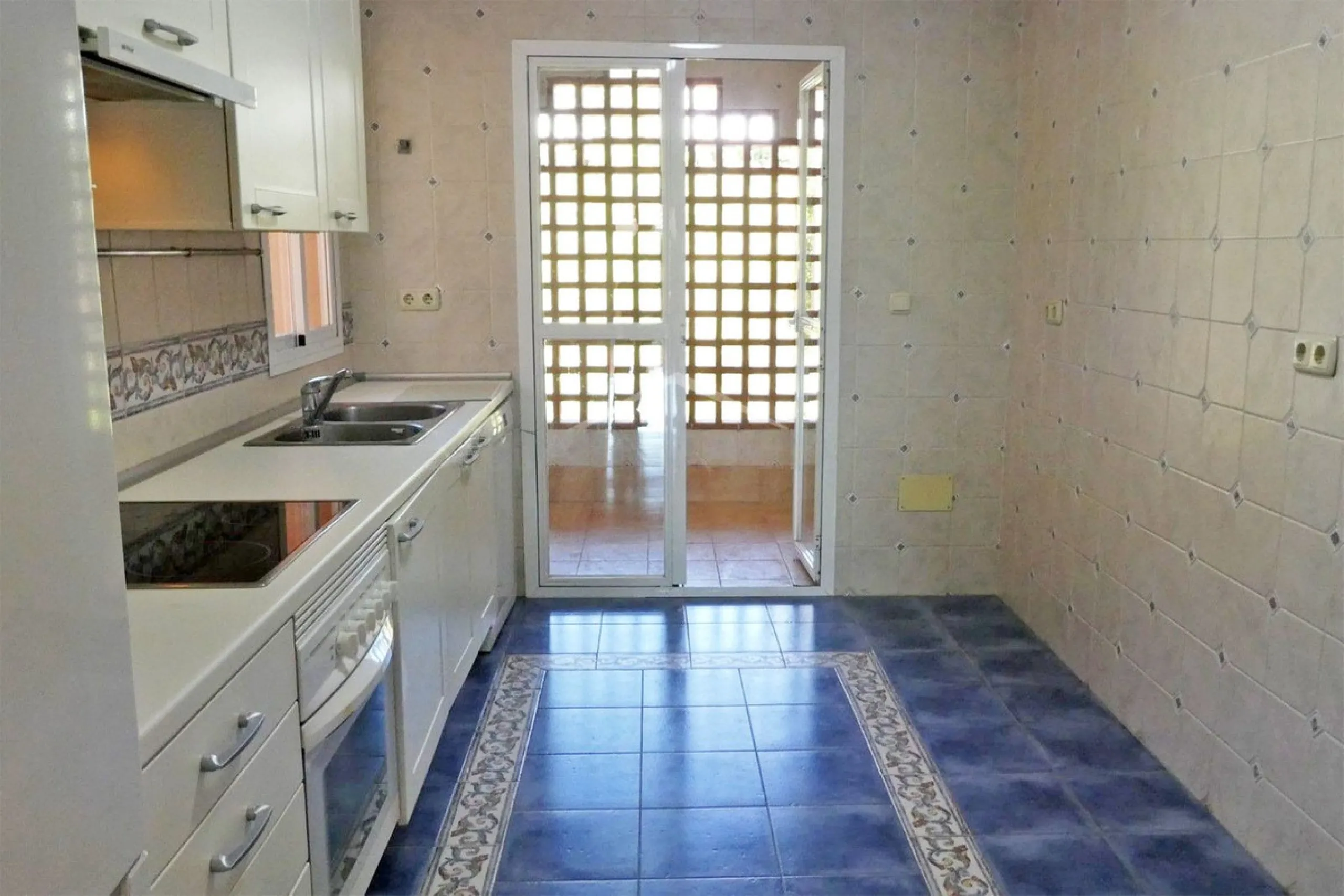 Beautiful 2 bedroom duplex penthouse in a premium urbanization in Guadalmina-Casasola. Only 800 meters from the beach, this property is also close to all amenities you could need, such as supermarkets, petrol station, pharmacy, padel club.. etc. This apar